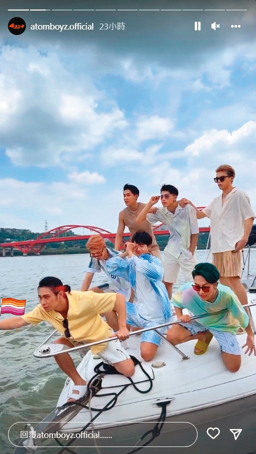 演唱見面會一結束，Max（前）、金雲（中排左起）、林佳辰、小孩、陳治廷（後排左起）、黃文廷、李哲言19日立刻出海拍攝寫真書。（翻攝自原子少年IG）