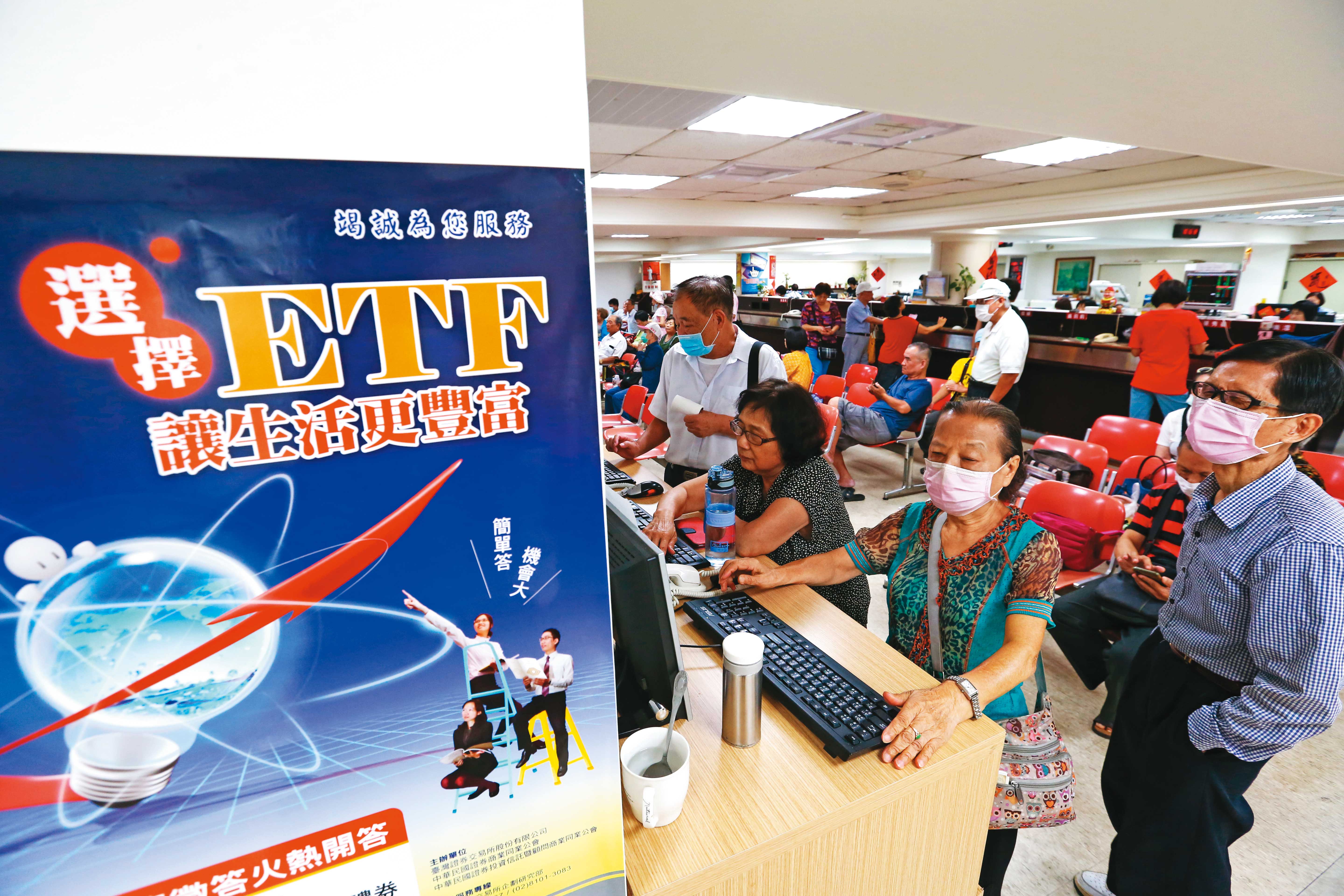 檢視國內前十大ETF規模，可以發現主題式與高股息受投資人歡迎。