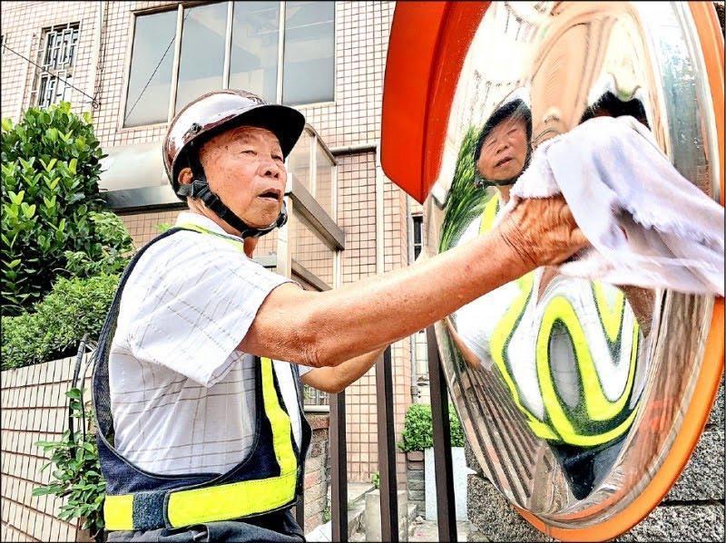 「反光鏡菩薩」張秀雄驚傳逝世，外甥女的PO文已證實。（新北市交通局提供）