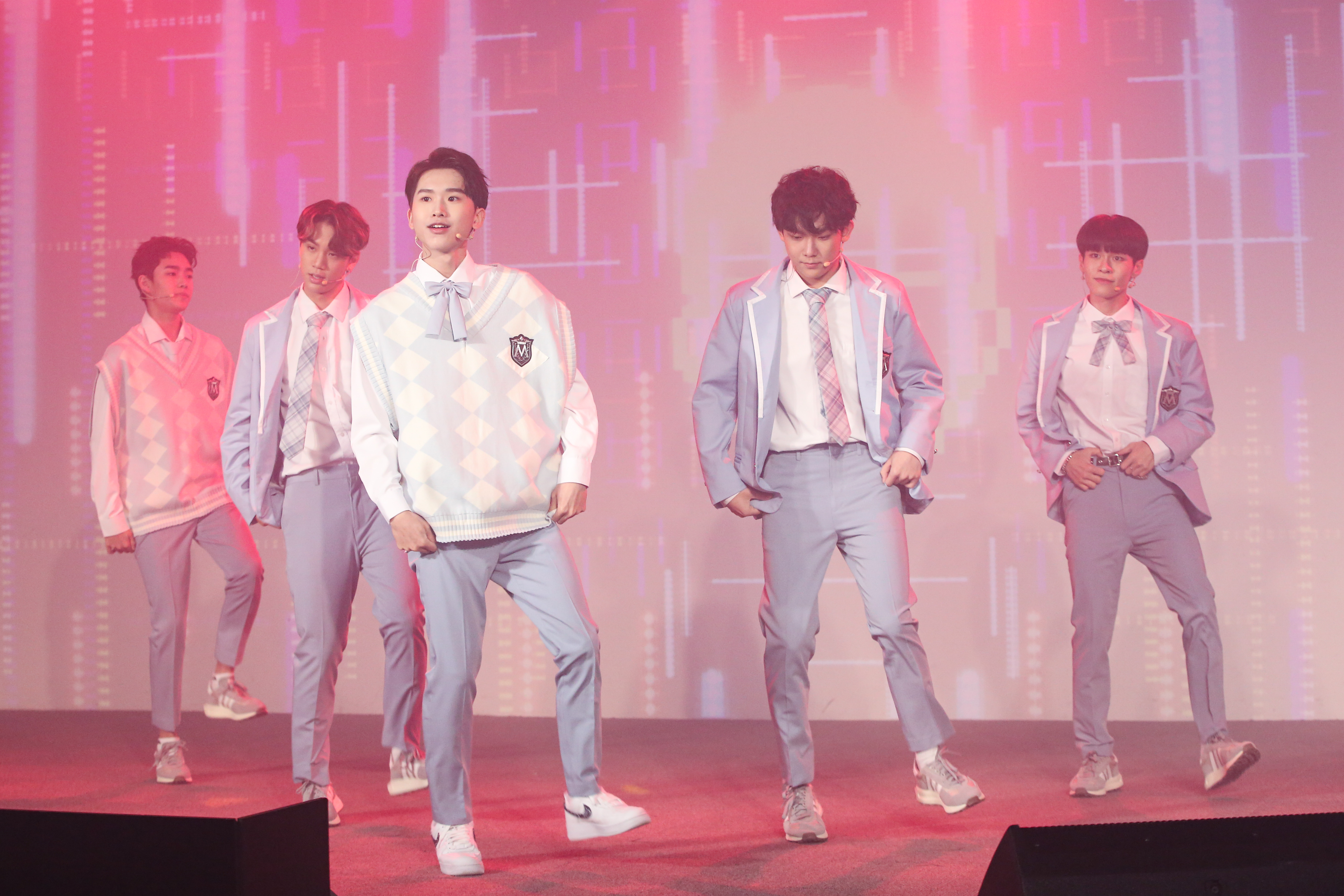 種子音樂有意爭取簽下水星,將他們打造成「冰塊少年」萌中帶剛的大男孩風格男團。