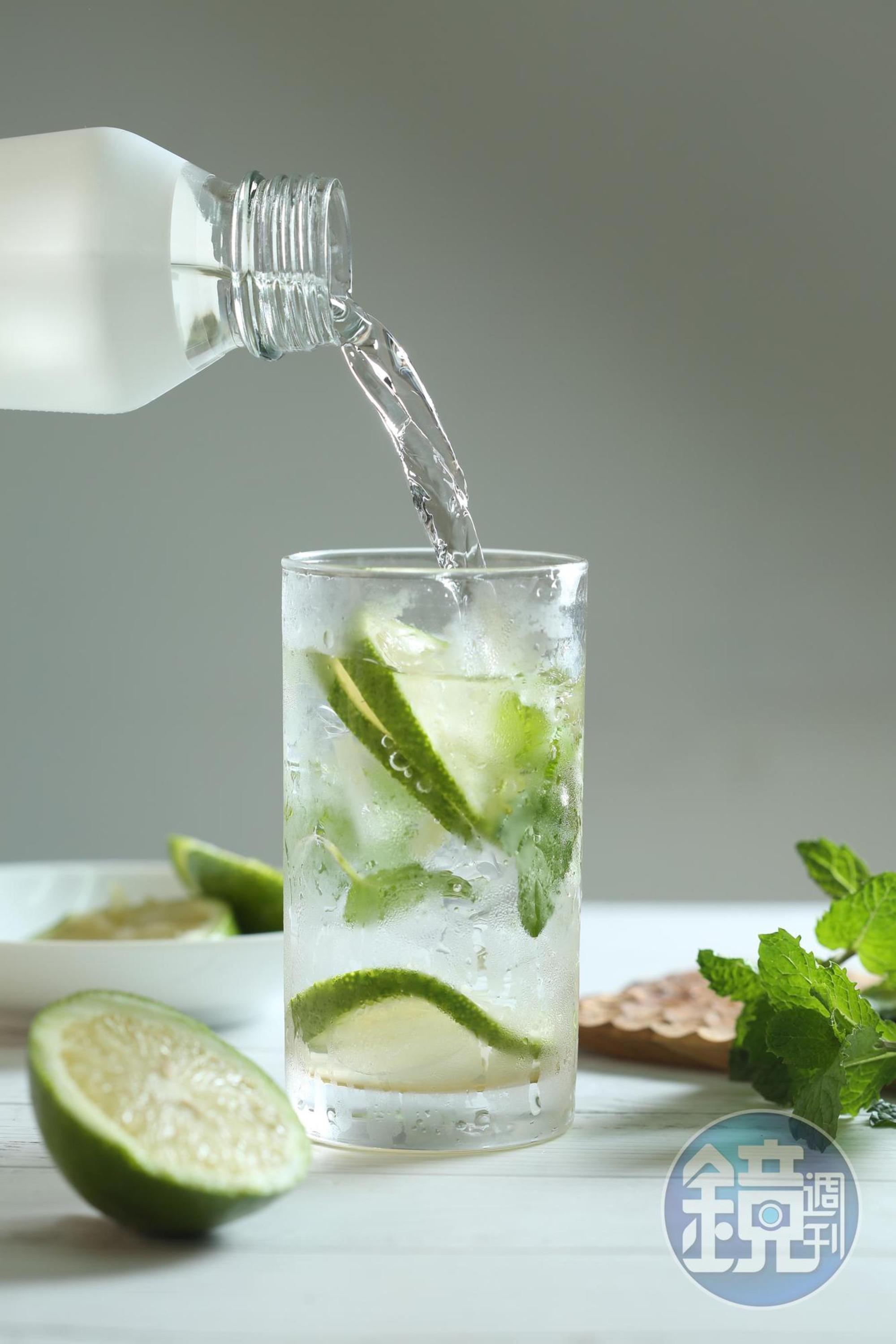 鮮採的薄荷加上檸檬葉、砂糖、氣泡水，就是一杯無酒精的解暑Mojito。