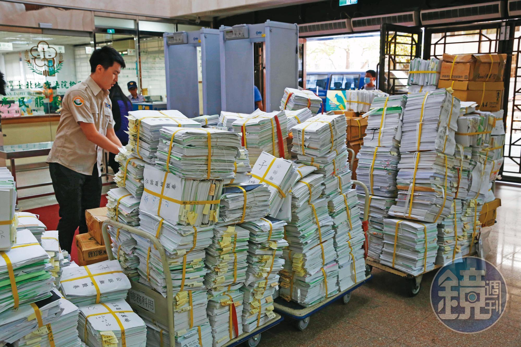 民事、刑事案件濫訴情形層出不窮，把法院當作政治舞台、恐嚇工具、討債公司的所在多有。應從源頭消除濫訴現象，對濫訴者給予有效制裁等，讓司法資源能合理使用。