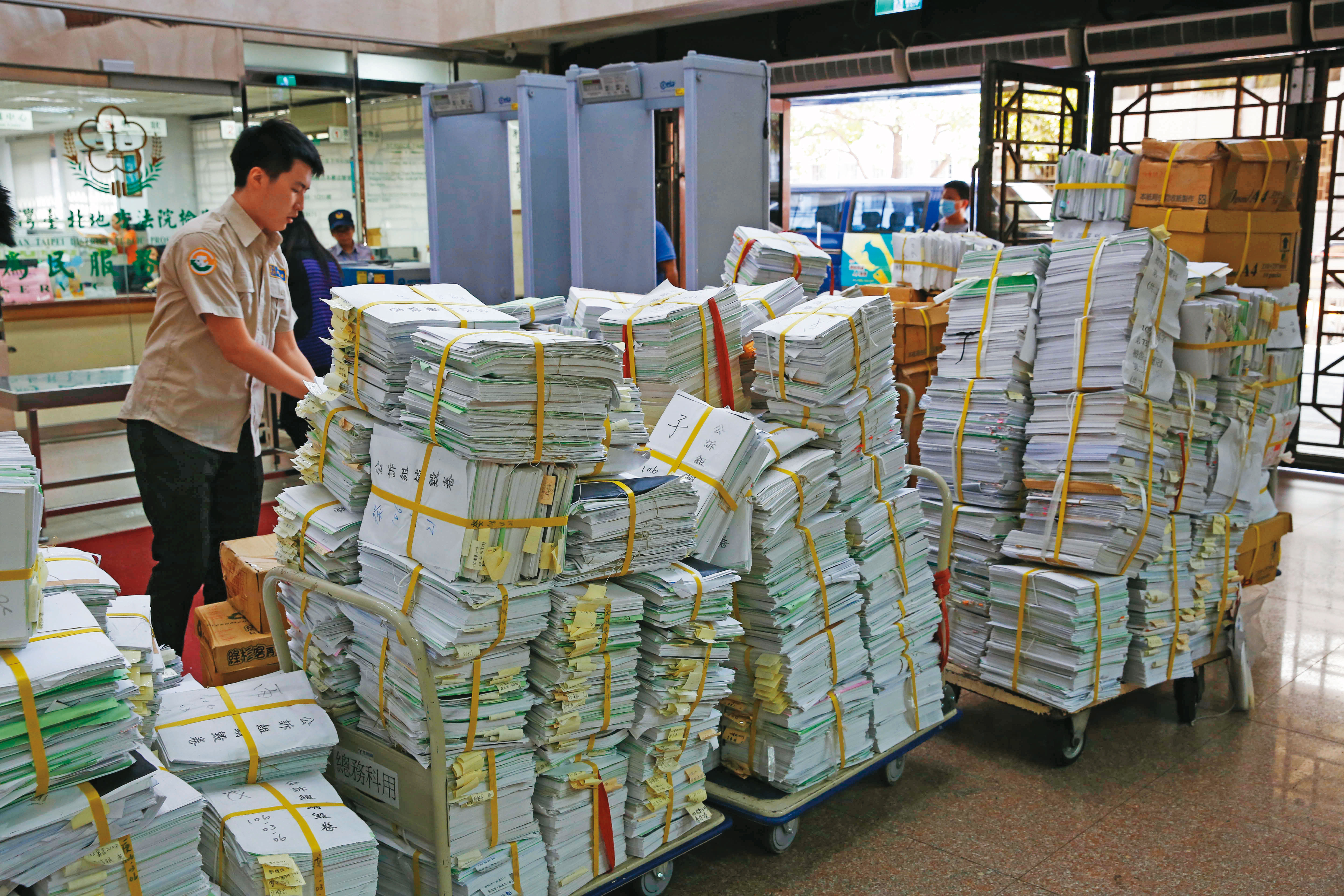 民事、刑事案件濫訴情形層出不窮，把法院當作政治舞台、恐嚇工具、討債公司的所在多有。應從源頭消除濫訴現象，對濫訴者給予有效制裁等，讓司法資源能合理使用。