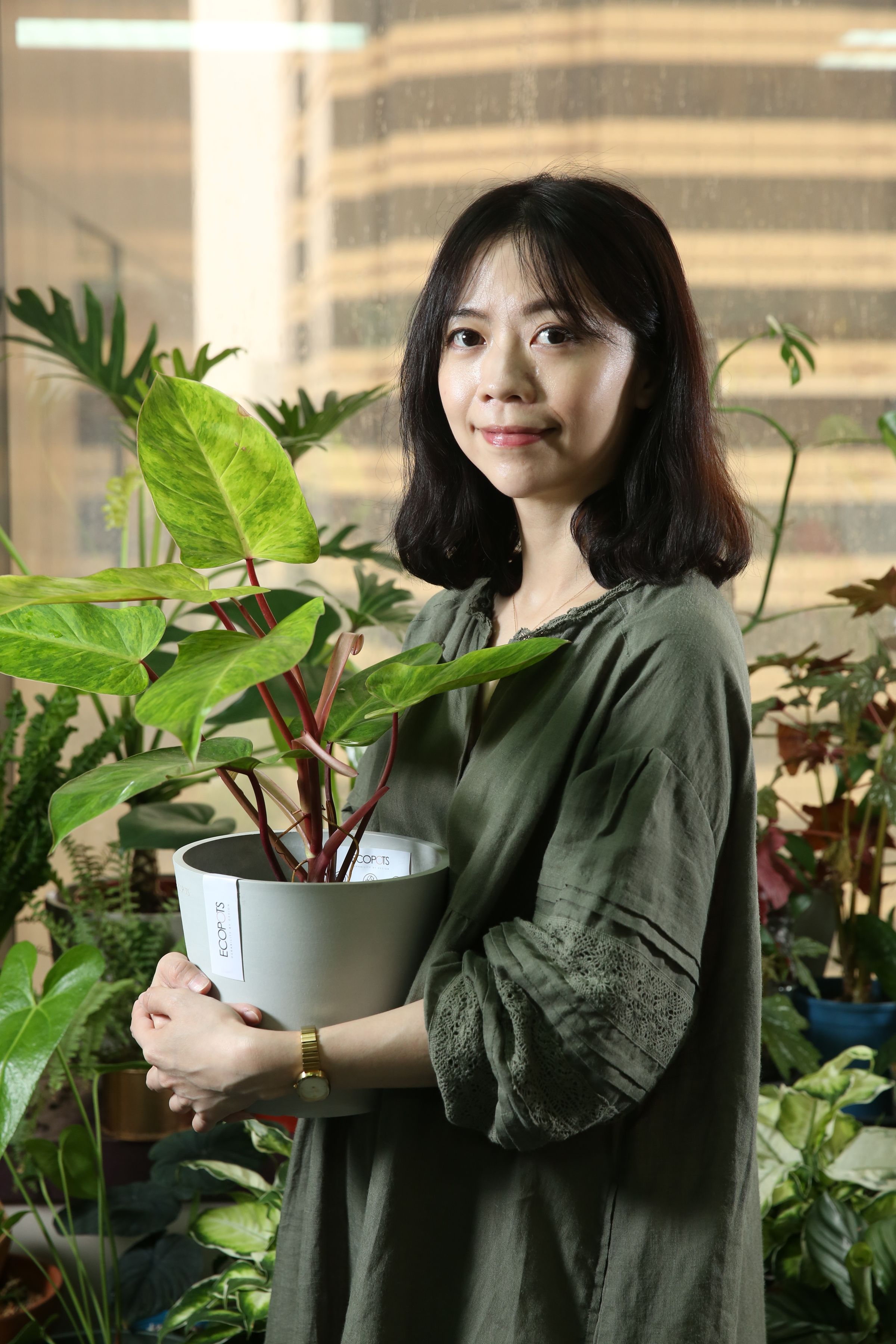 Doris熱愛植物，辦公室也擺滿了觀葉植物與漂亮盆器。