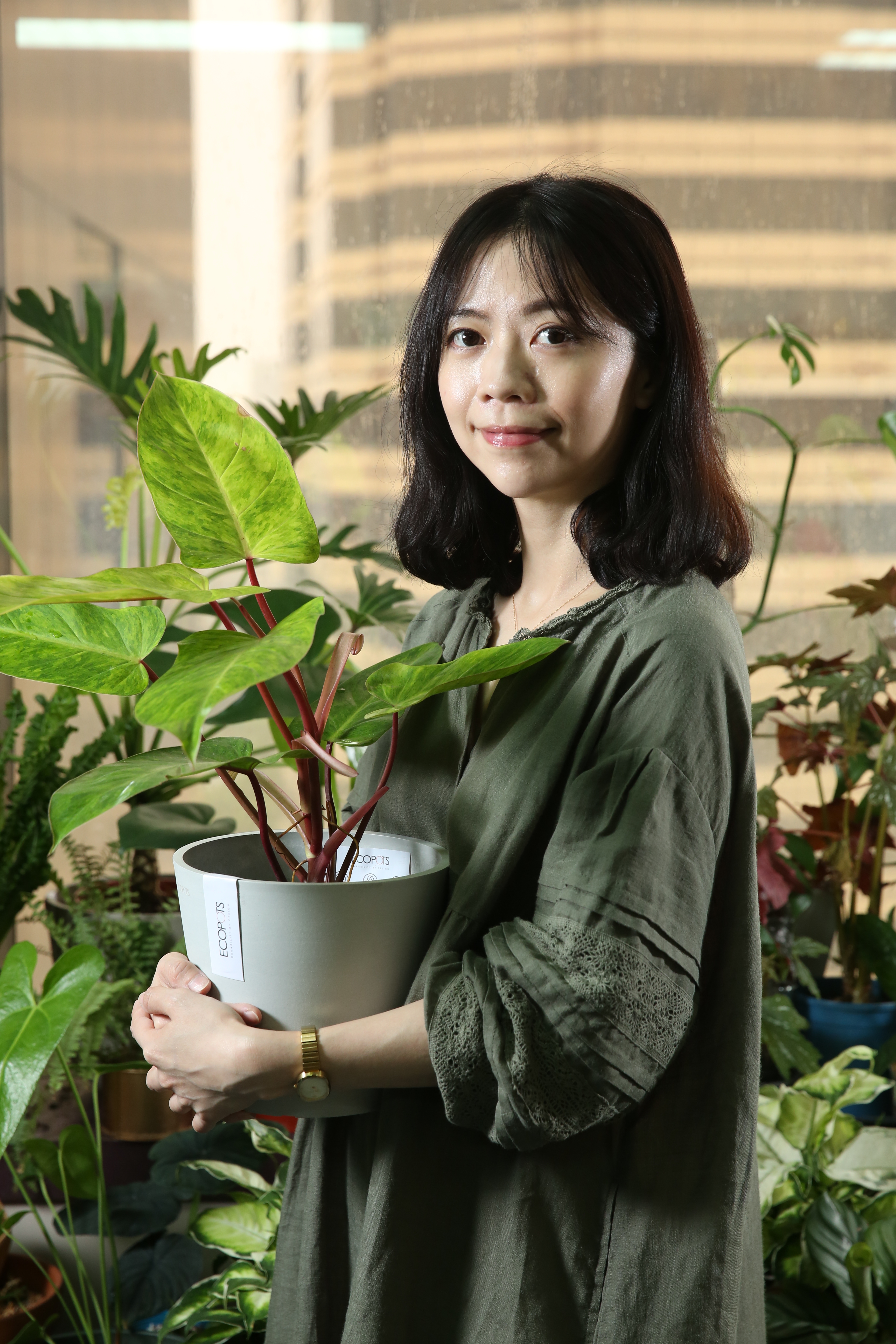 Doris熱愛植物，辦公室也擺滿了觀葉植物與漂亮盆器。
