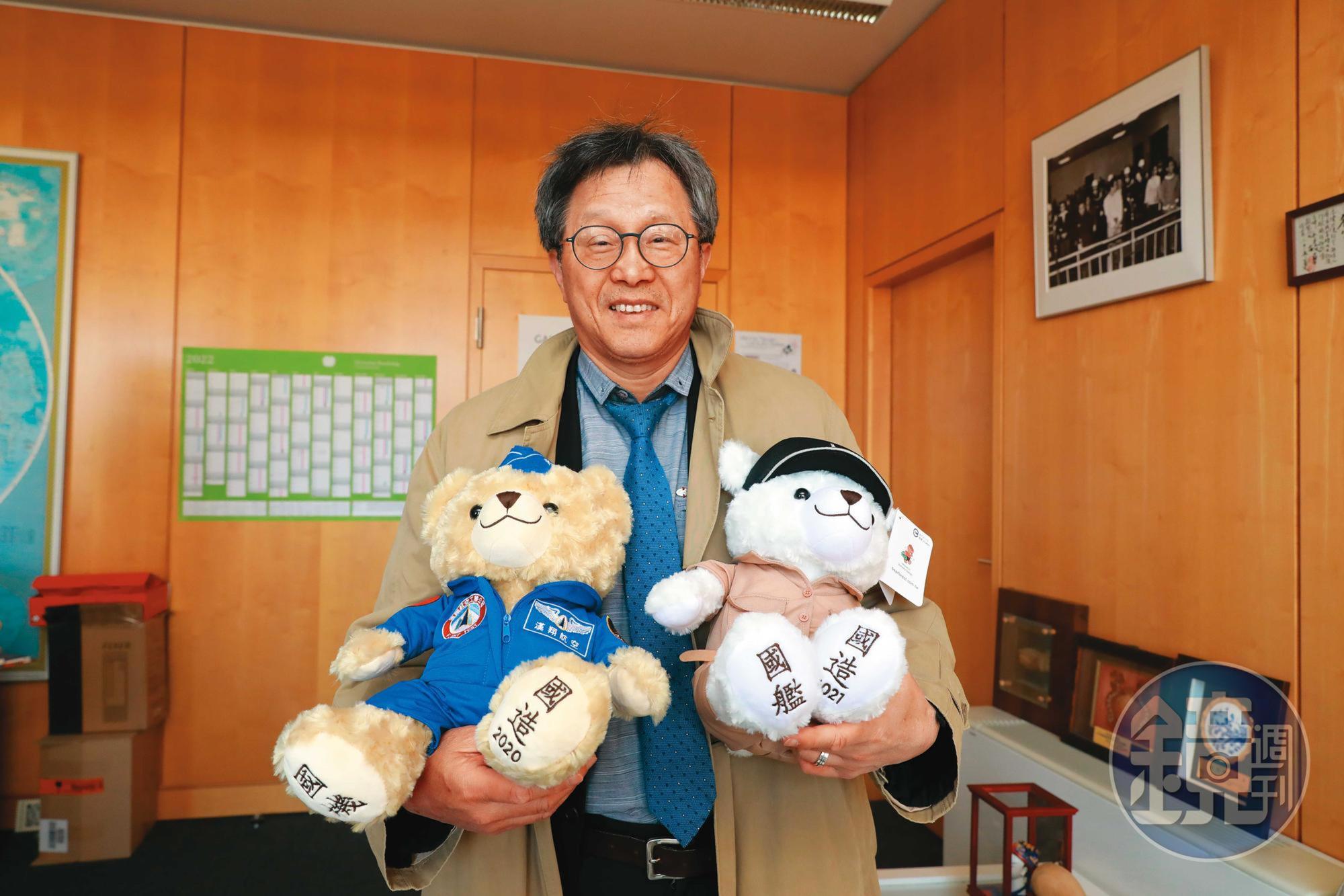 戰爭是政治的延續。謝志偉常發表對國際時勢、兩岸政治意見,他位於柏林辦公室的沙發上,躺著2隻他從台灣帶來的熊,熊掌印著大大的「國艦國造」「國機國造」字樣。