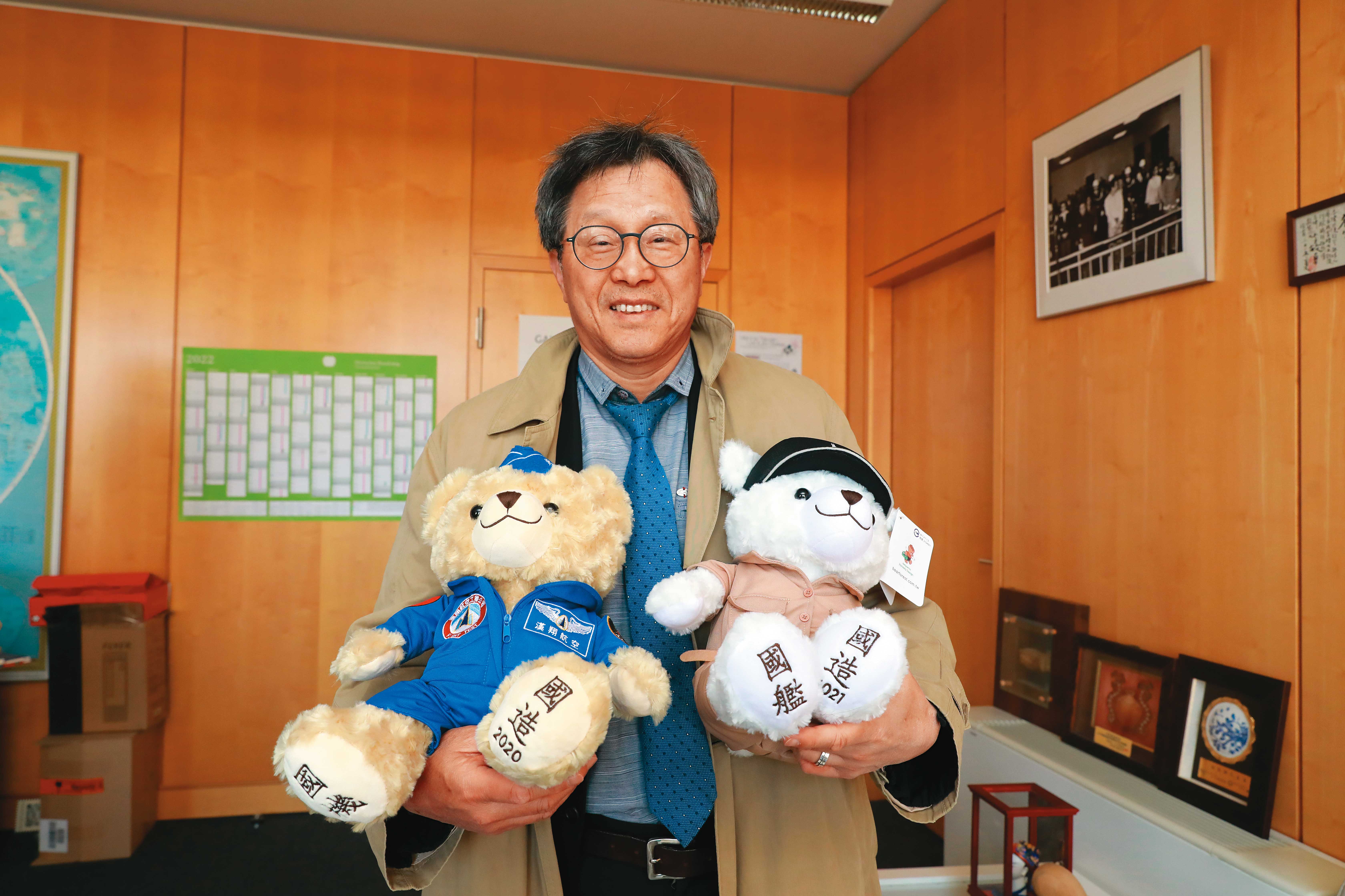 戰爭是政治的延續。謝志偉常發表對國際時勢、兩岸政治意見，他位於柏林辦公室的沙發上，躺著2隻他從台灣帶來的熊，熊掌印著大大的「國艦國造」「國機國造」字樣。