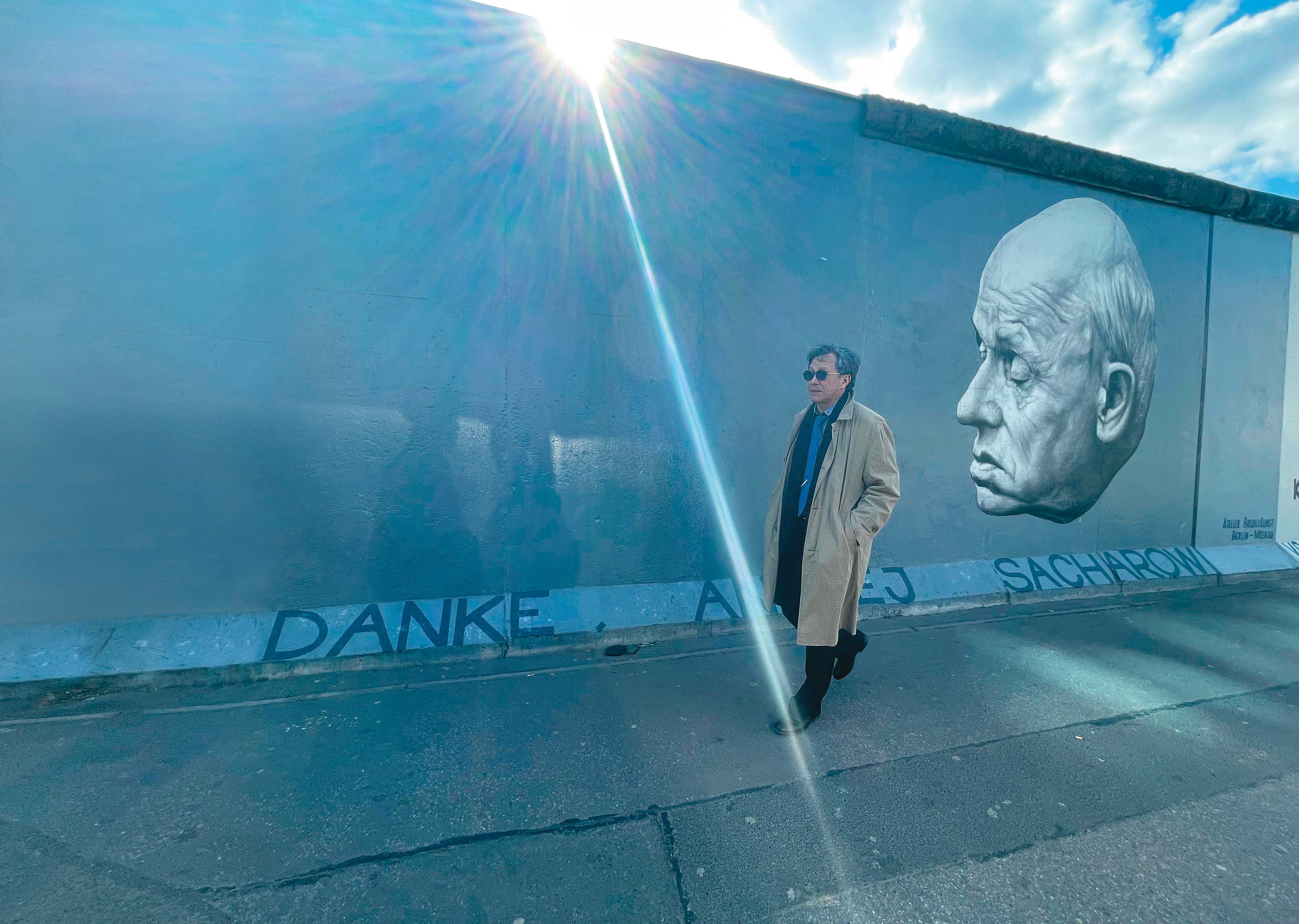 1989年，分隔共產主義東、西柏林的柏林圍牆被推倒，鐵幕隨之倒下。圖為謝志偉行經柏林圍牆前莫斯科藝術家Dmitri Vrubel作品：《謝謝你，安德烈‧沙卡洛夫（DANKE, ANDREJ SACHAROW）》。（陳虹瑾攝）