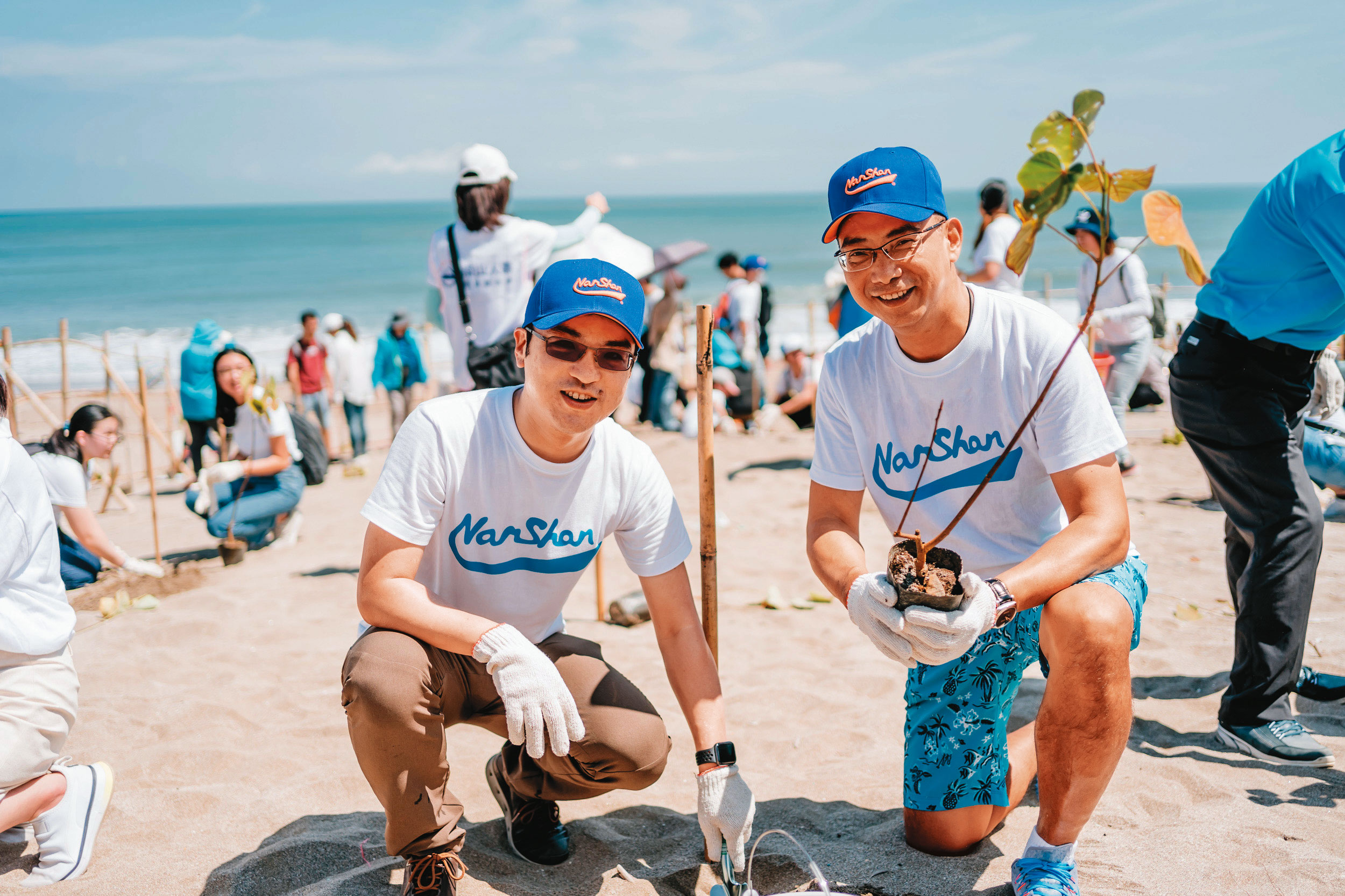 尹崇堯參加壘球社，鎮守一壘大關，也會和同事一起參加淨灘活動。（南山人壽提供）