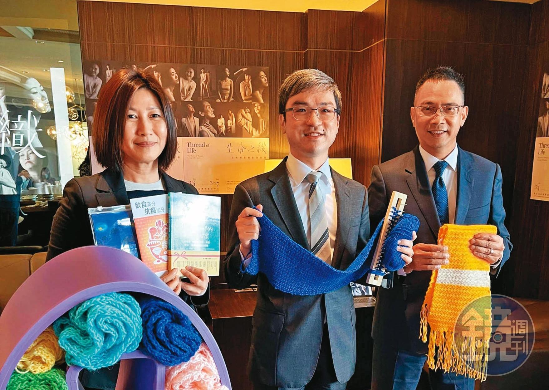 尹崇堯(中)說:「這屆理事長是壽險接軌IFRS前的關鍵期,我希望協助壽險公司試算、凝聚共識,並與金管會溝通。」
