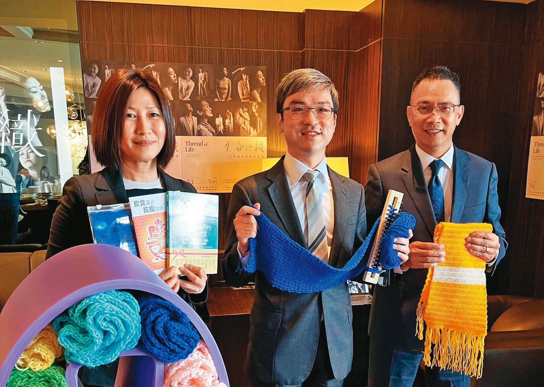 尹崇堯（中）說：「這屆理事長是壽險接軌IFRS前的關鍵期，我希望協助壽險公司試算、凝聚共識，並與金管會溝通。」