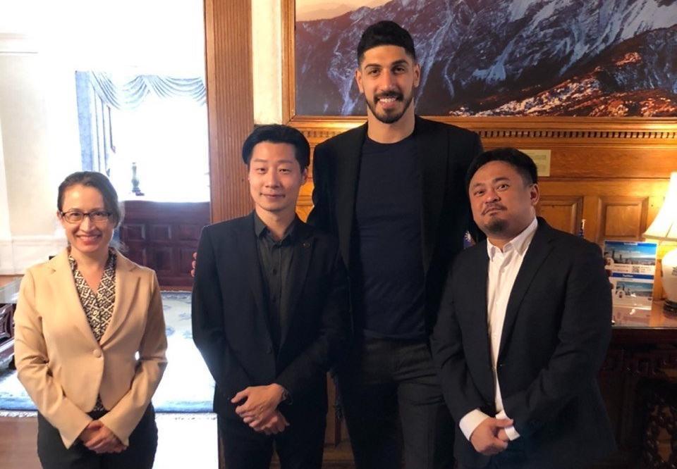 蕭美琴(左起)、林昶佐與洪申翰(右1)3人與前NBA球星坎特同框合照。(翻攝自洪申翰臉書)