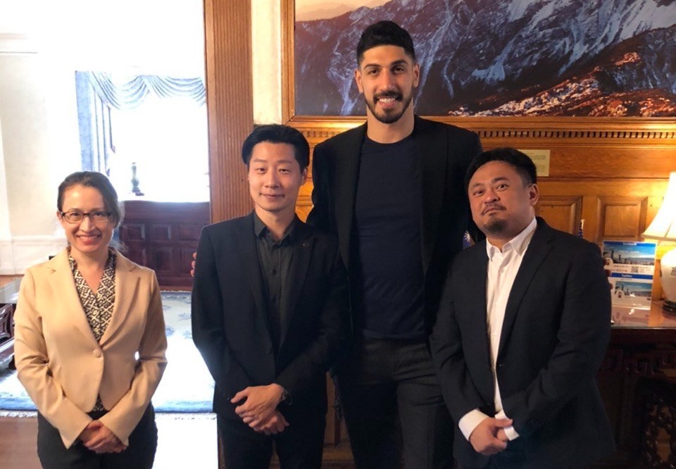 蕭美琴（左起）、林昶佐與洪申翰（右1）3人與前NBA球星坎特同框合照。（翻攝自洪申翰臉書）