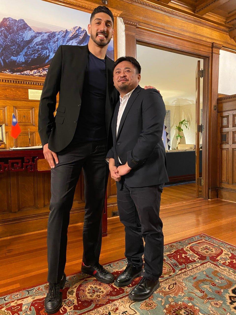 洪申翰與坎特同框合照,整體比例瞬間縮小許多,讓他疑惑直呼「為什麼坎特長這麼高但臉這麼小,這不合理啊」。(翻攝自洪申翰臉書)