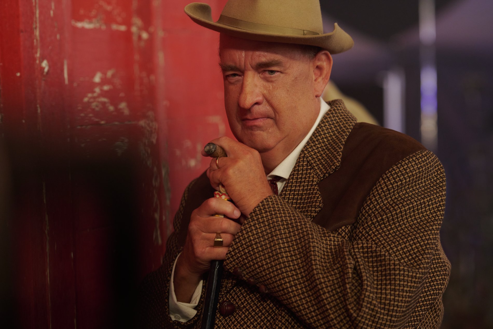 湯姆漢克扮演貓王的經紀人帕克上校，揭露藝人與經紀人之間糾纏不清的共生共存關係。（華納兄弟提供）