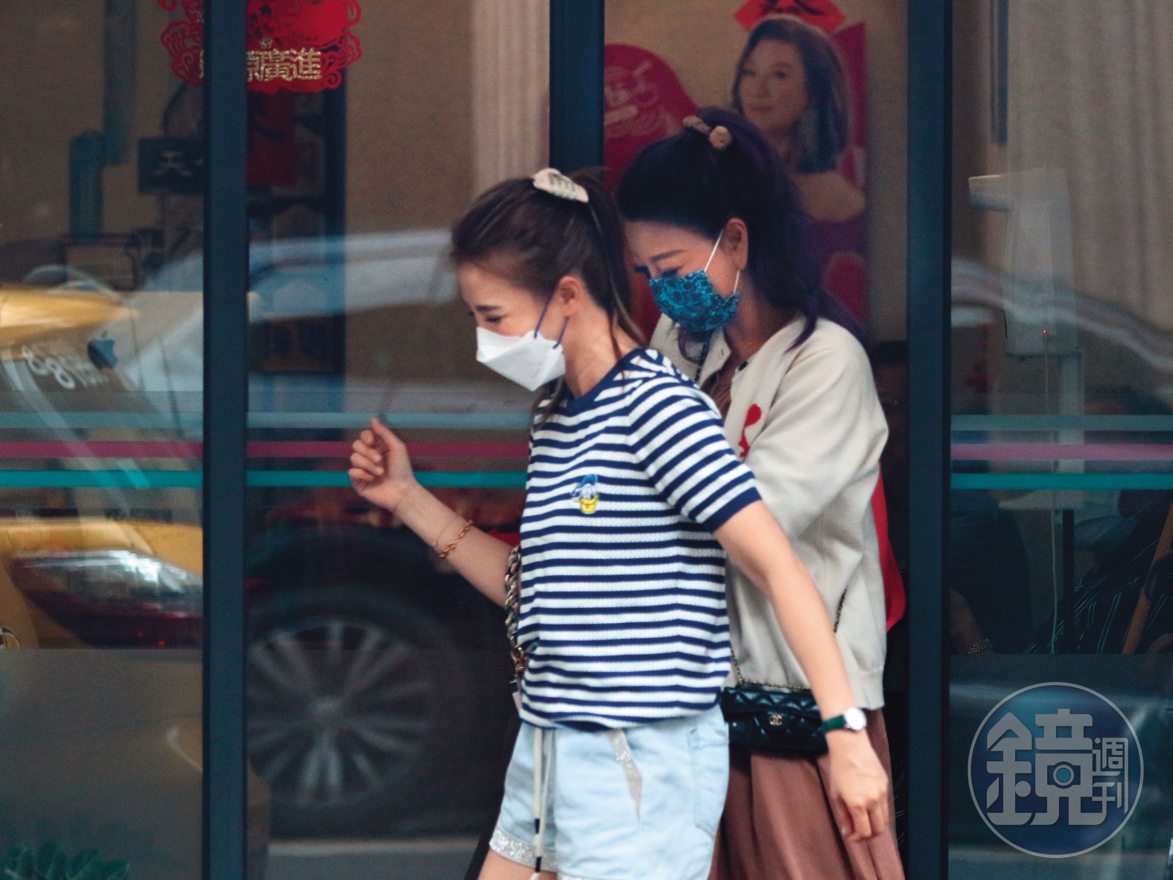 6/11 14：27 傳出最近有感情歸屬的楊繡惠，在大白天時一臉開心，跟著友人出門。