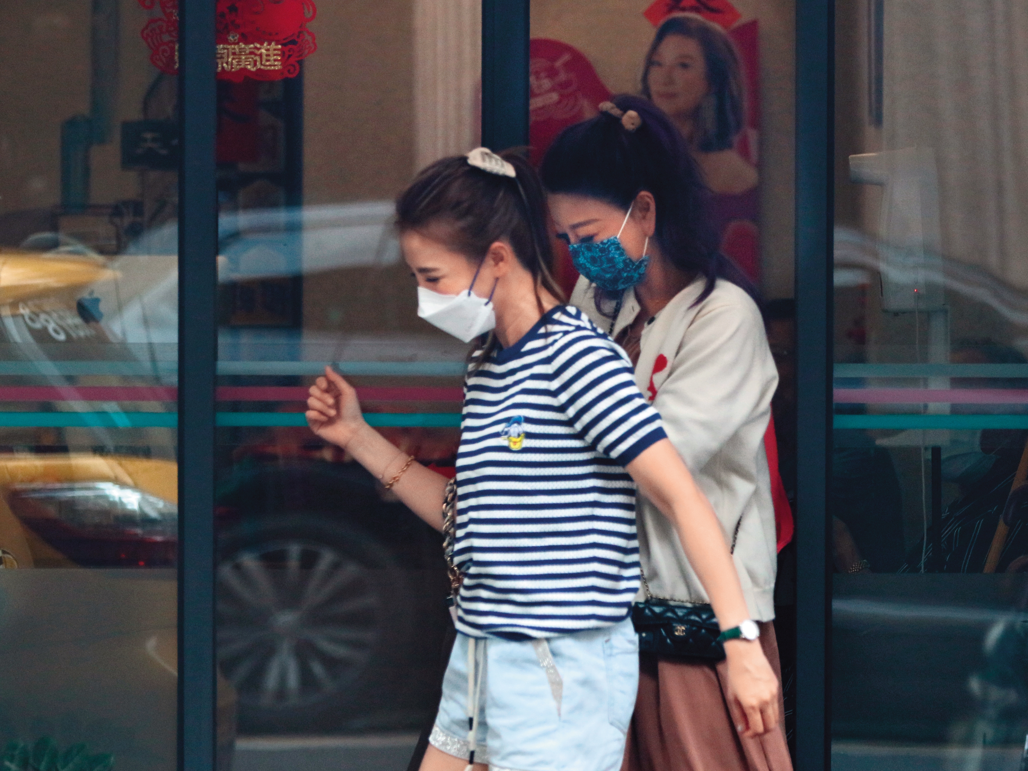 6/11 14：27 傳出最近有感情歸屬的楊繡惠，在大白天時一臉開心，跟著友人出門。