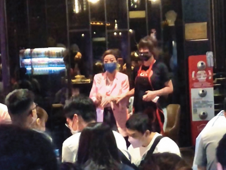 18：33 楊繡惠近來頻繁出席親友間的聚會，可見她的好人緣與古道熱腸。
