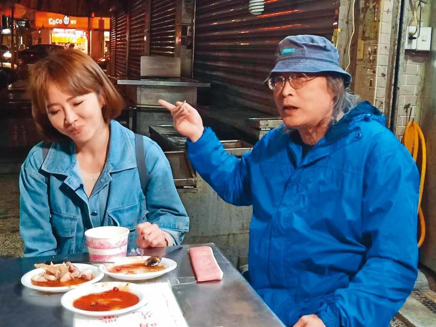 謝忻(左)2年前錄三立外景節目時,爸爸(右)現身力挺。(翻攝自《就是這味玖浩吃》YouTube)