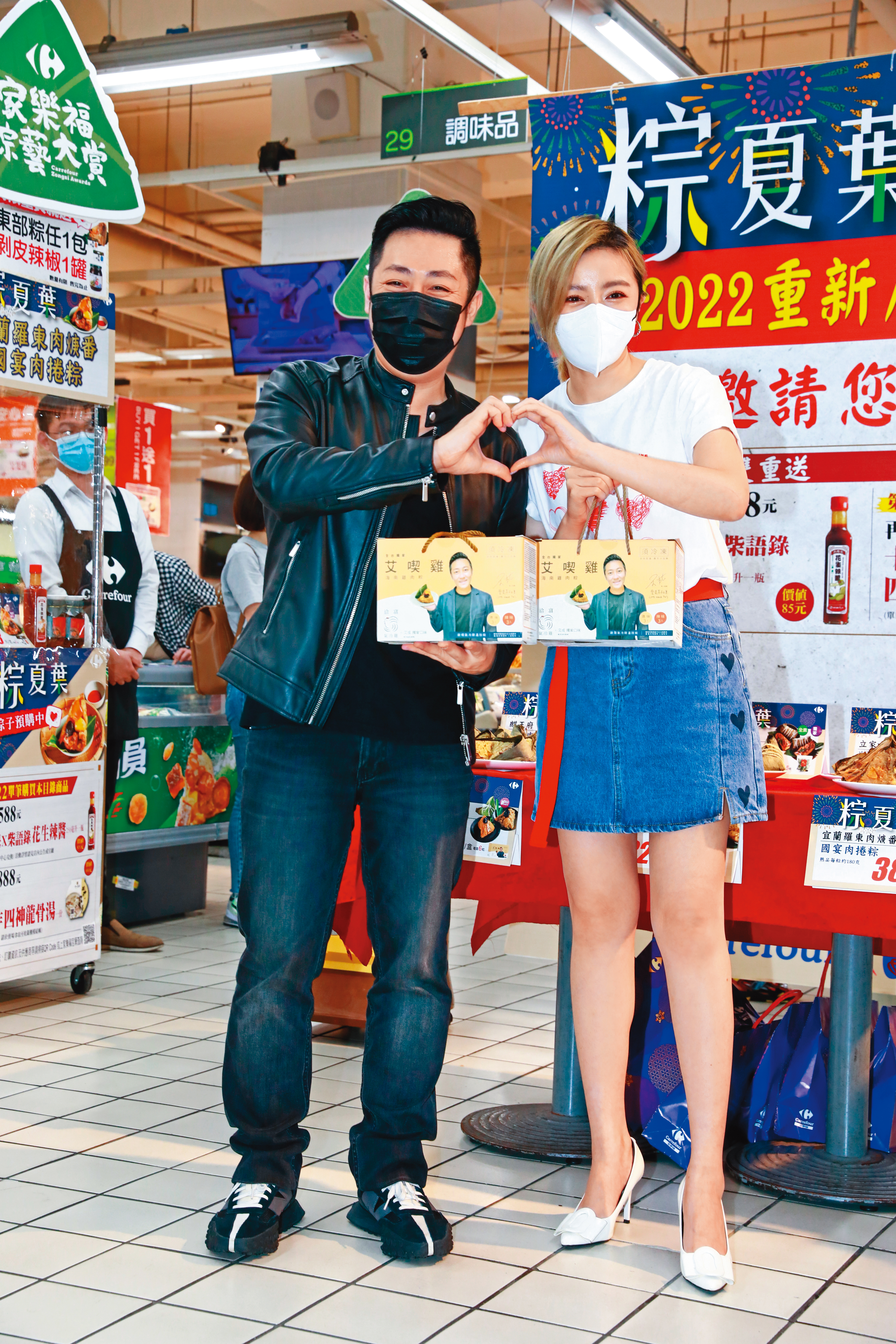 王瞳（右）婚後夫唱婦隨，5月和艾成（左）一起為艾叻沙品牌推出的海南雞肉粽站台。