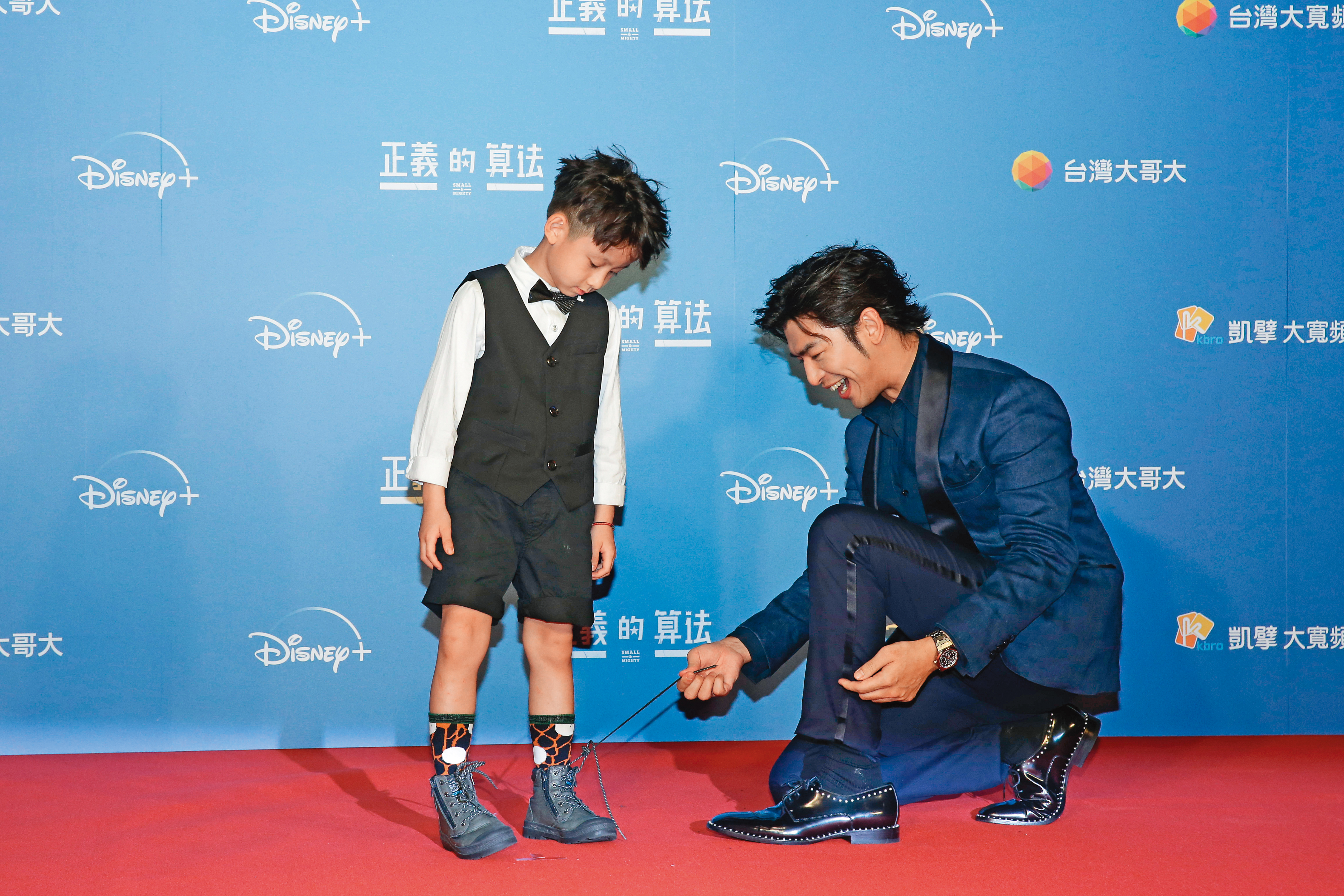 陳柏霖（右）看到戲中的兒子林格宇（左）鞋帶鬆了，連忙蹲下來幫他綁鞋帶。