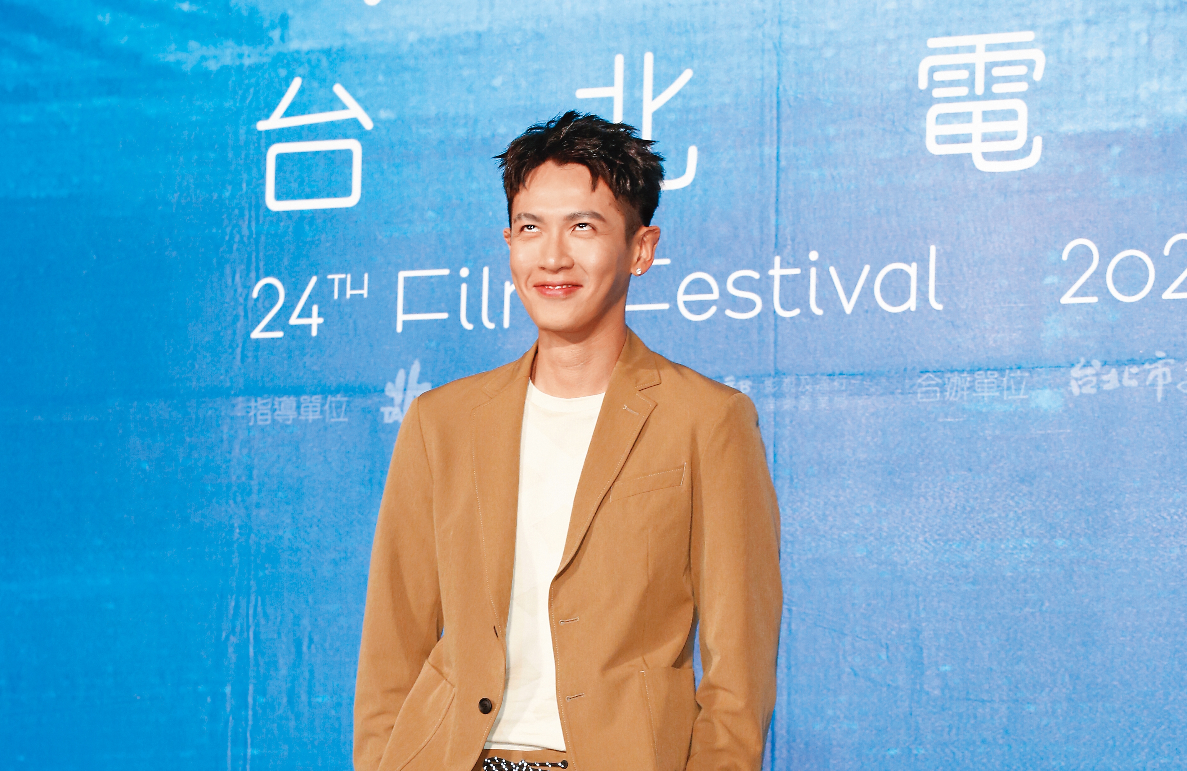 柯震東嗨到翻白眼，這叫「阿嘿顏」，再伸個舌頭就滿分了！