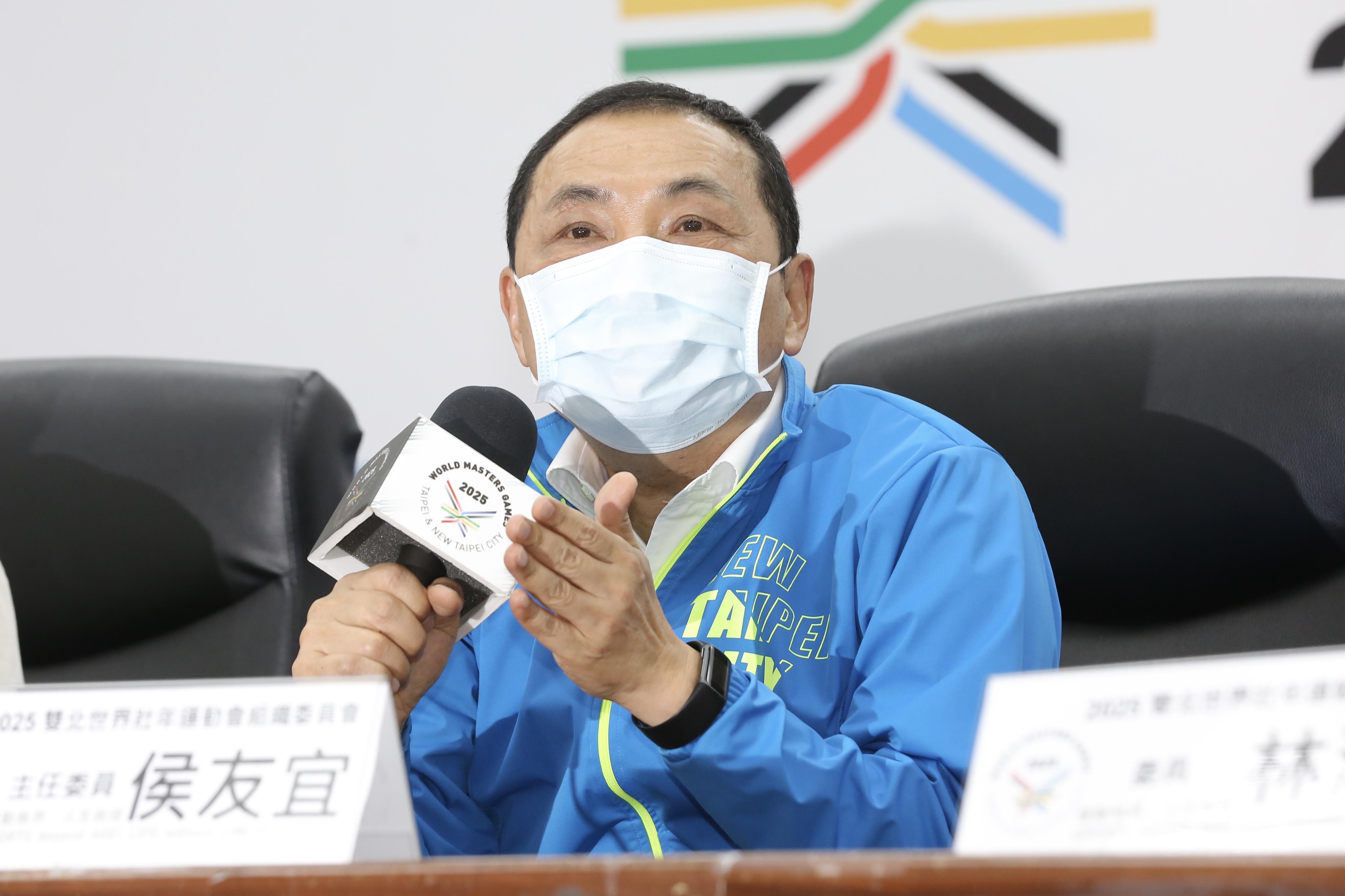 面對外界質疑新北通報流程延誤就醫，侯友宜依舊未多作說明，只不斷強調同仁按照中央規定做事，且中央也認定處理沒問題。