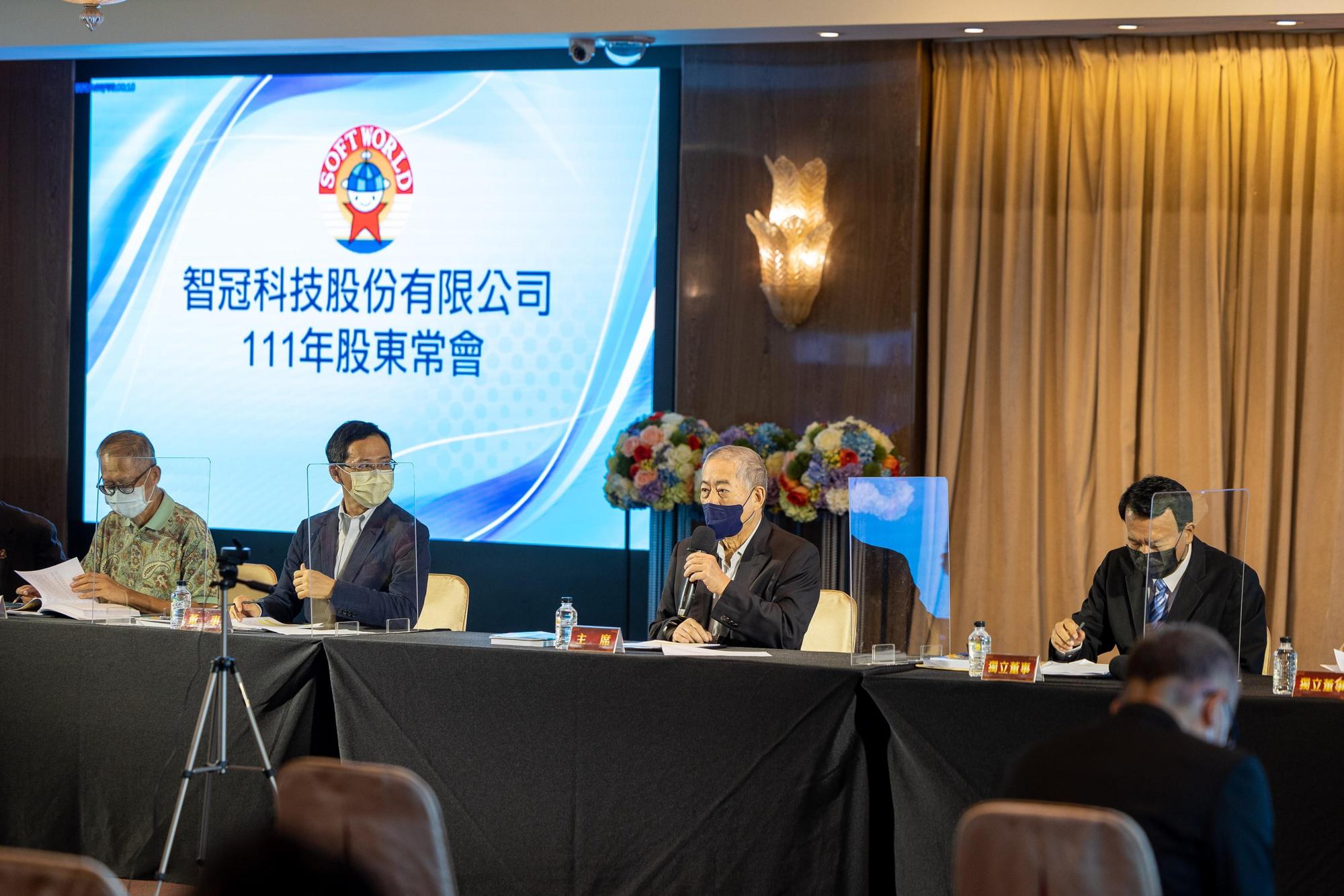 智冠科技董事長王俊博表示,智冠持續開發三大事業群新服務樣態,其中網路廣告行銷、金融科技事業群營收合計佔比已超過三成。(智冠提供)