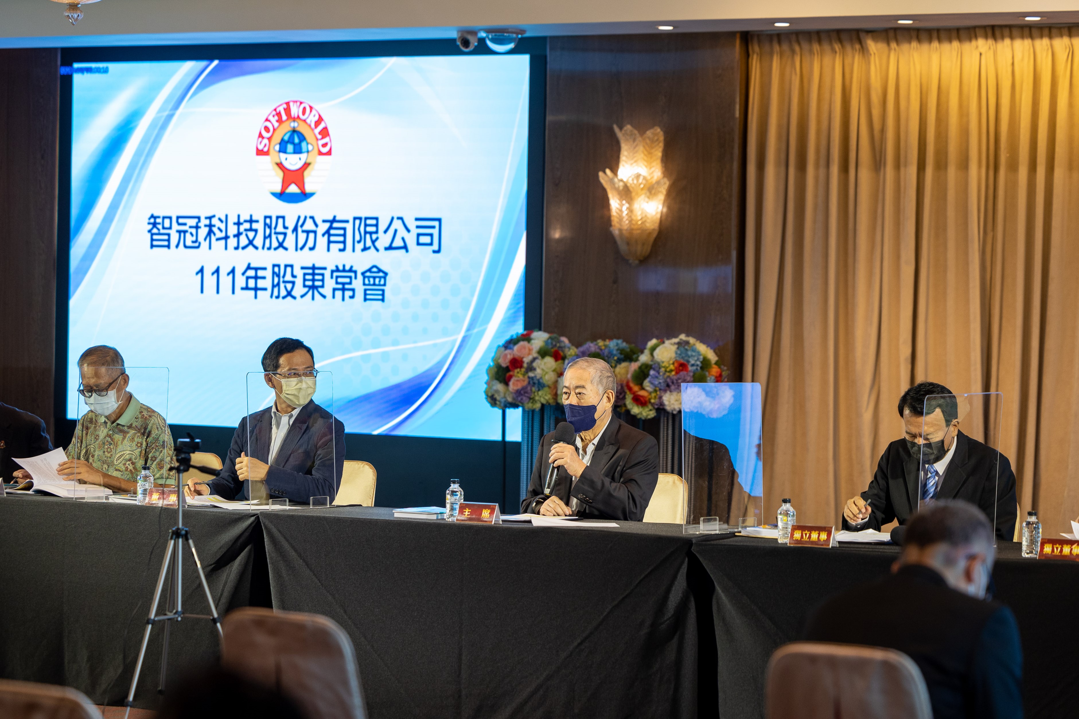 智冠科技董事長王俊博表示，智冠持續開發三大事業群新服務樣態，其中網路廣告行銷、金融科技事業群營收合計佔比已超過三成。（智冠提供）