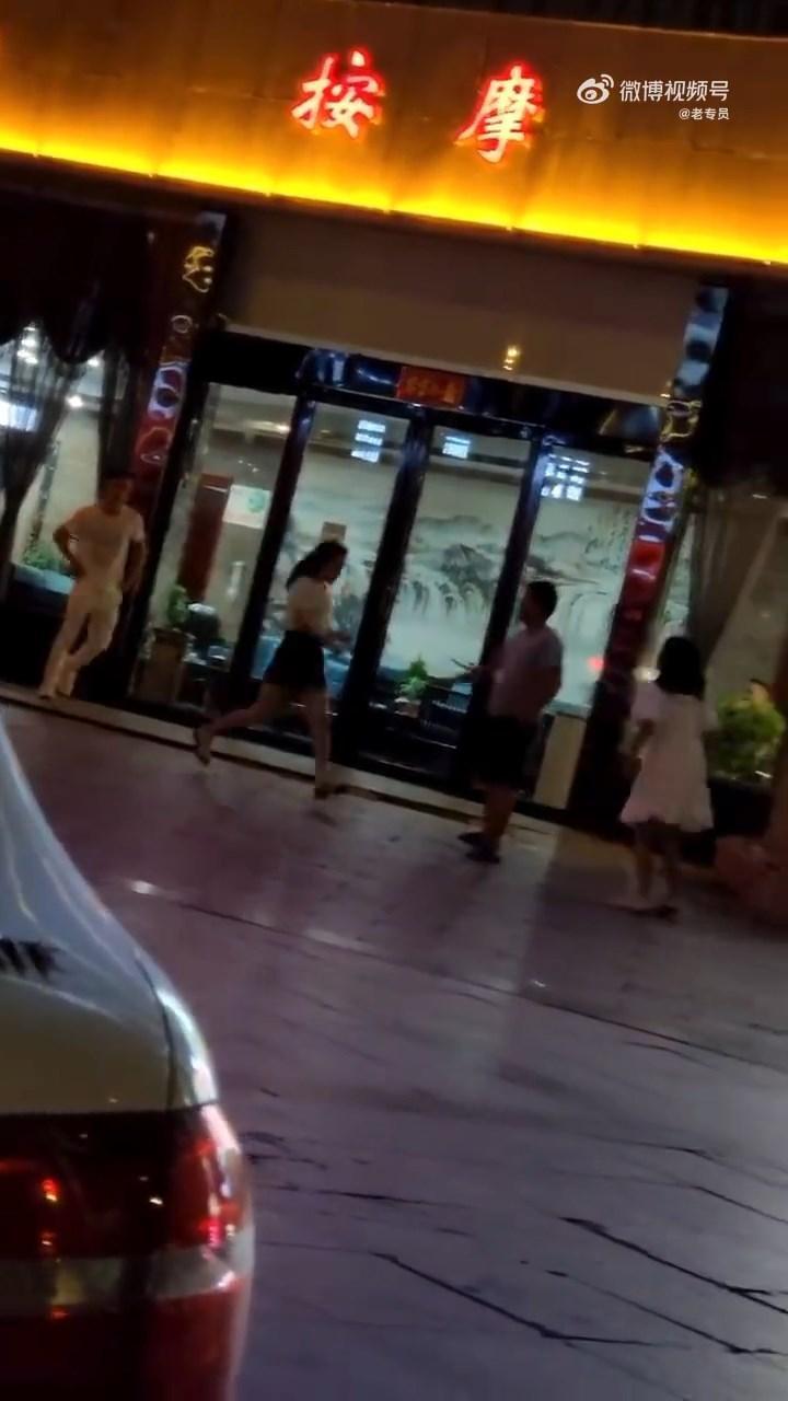小三和正宮在餐廳前發生衝突。（翻自微博）