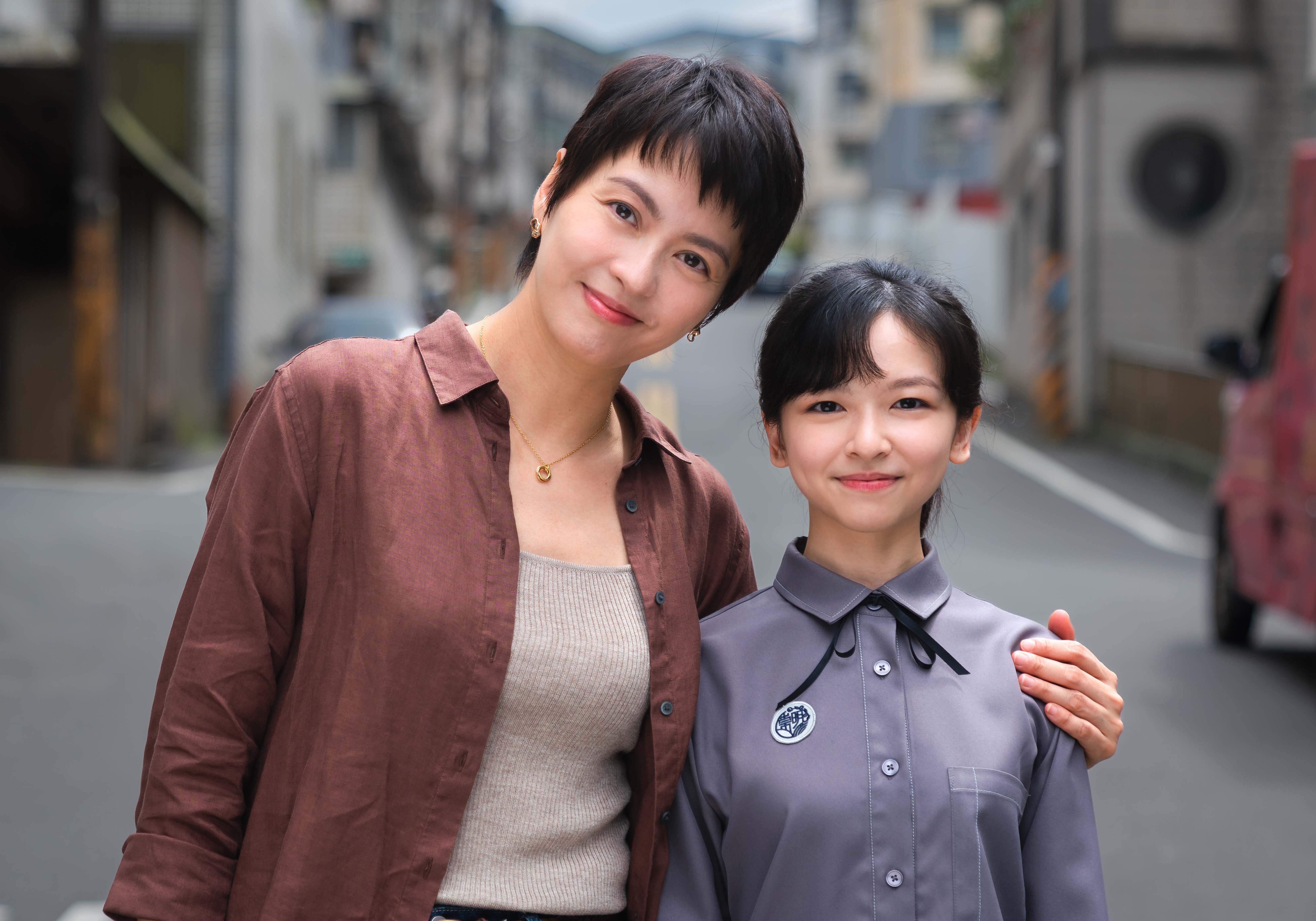梁詠琪（左）飾演一心為了讓女兒陳姸霏（右）重考上好學校，不惜捨棄一切換取機會的單親母親。（奇蹟映畫所提供）