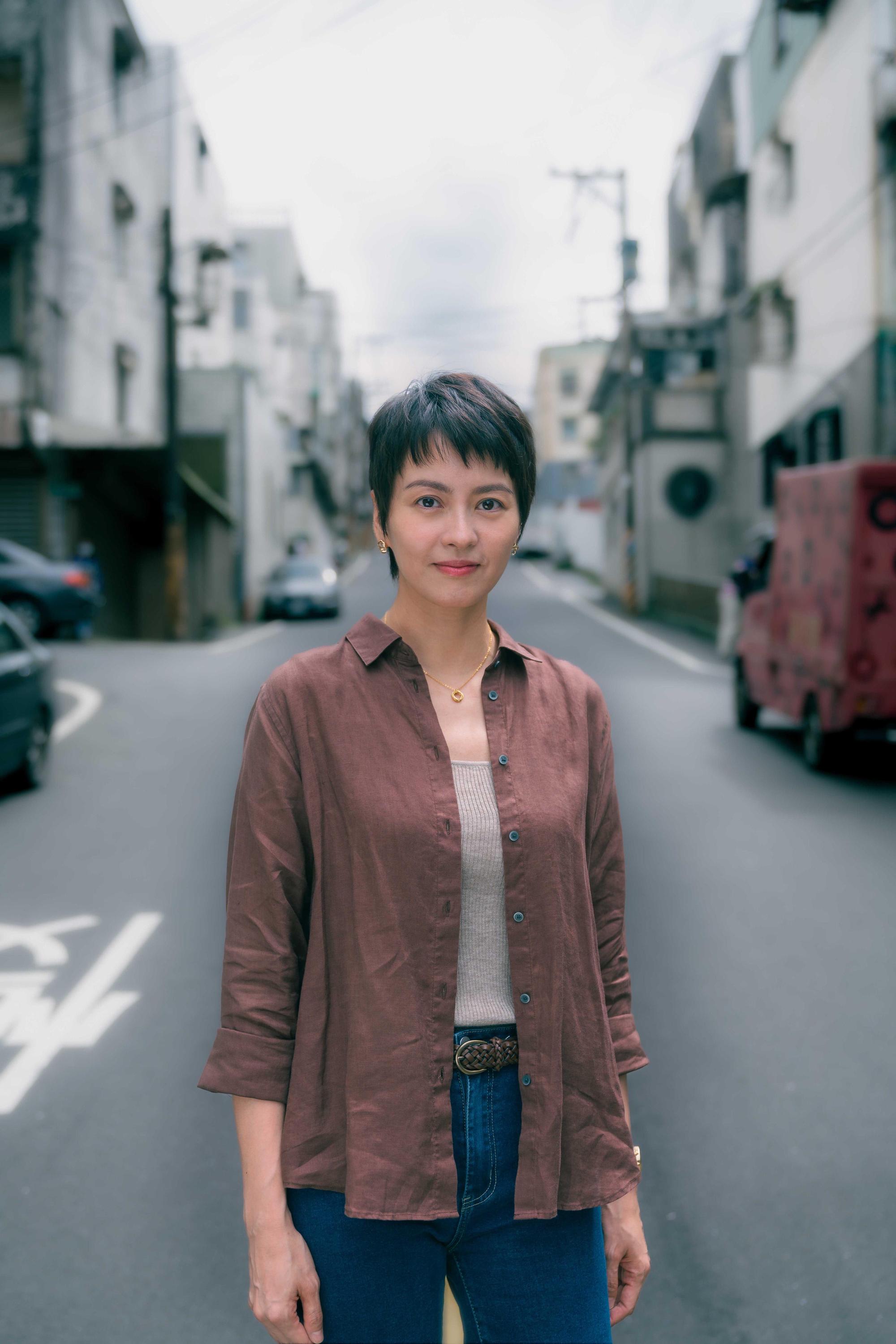 梁詠琪首次接演台劇，她相當期待這次的演出拍攝，也表示很想念這裡的觀眾和朋友。（奇蹟映畫所提供）