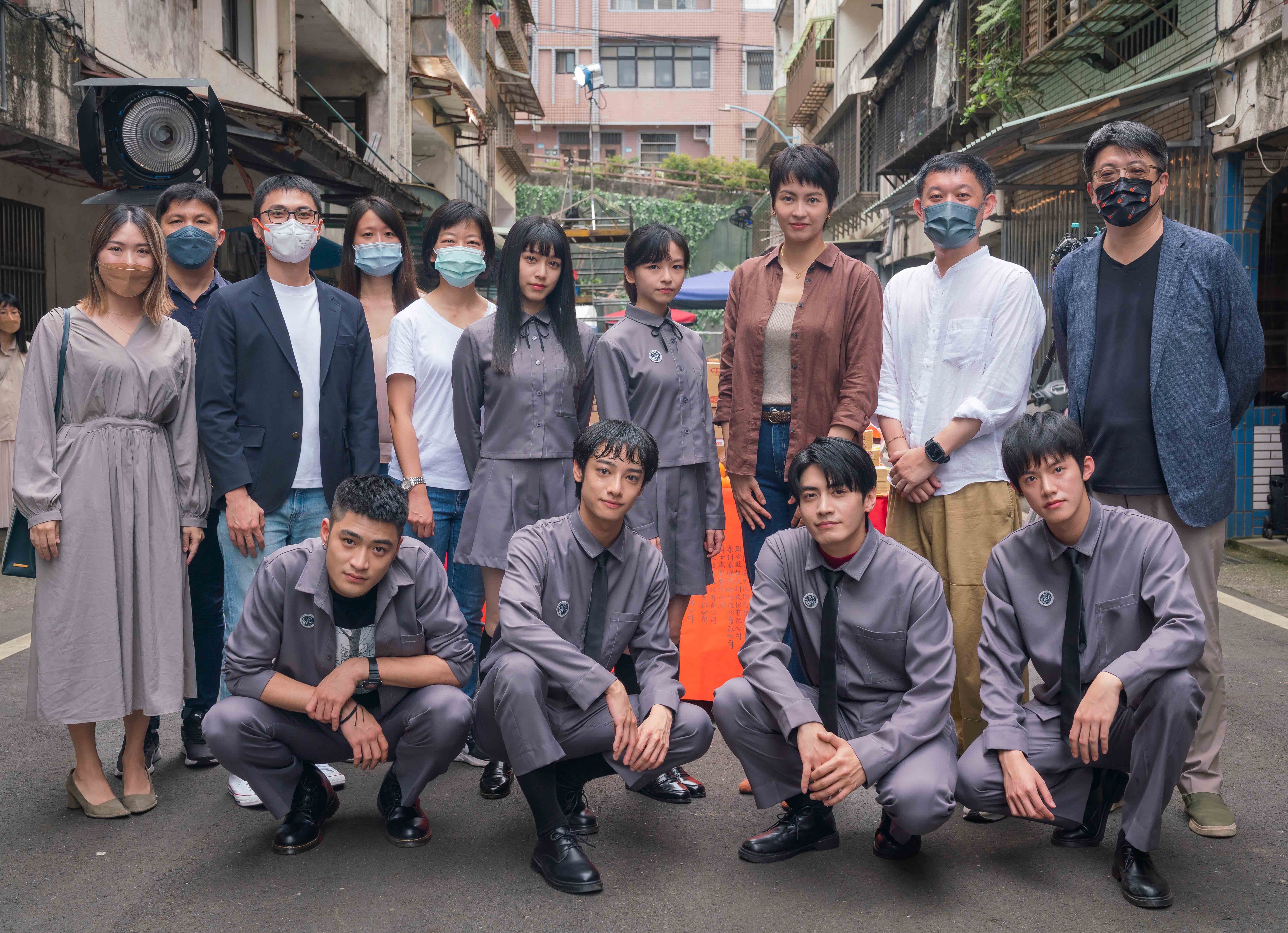 恐怖懸疑影集《聰明鎮》日前開鏡，導演謝駿毅（後排右2）、製作人徐國倫率演員梁詠琪（後排右3）、陳姸霏（後排右4）、宋柏緯（下排右2）著戲服熱鬧出席。（奇蹟映畫所提供）