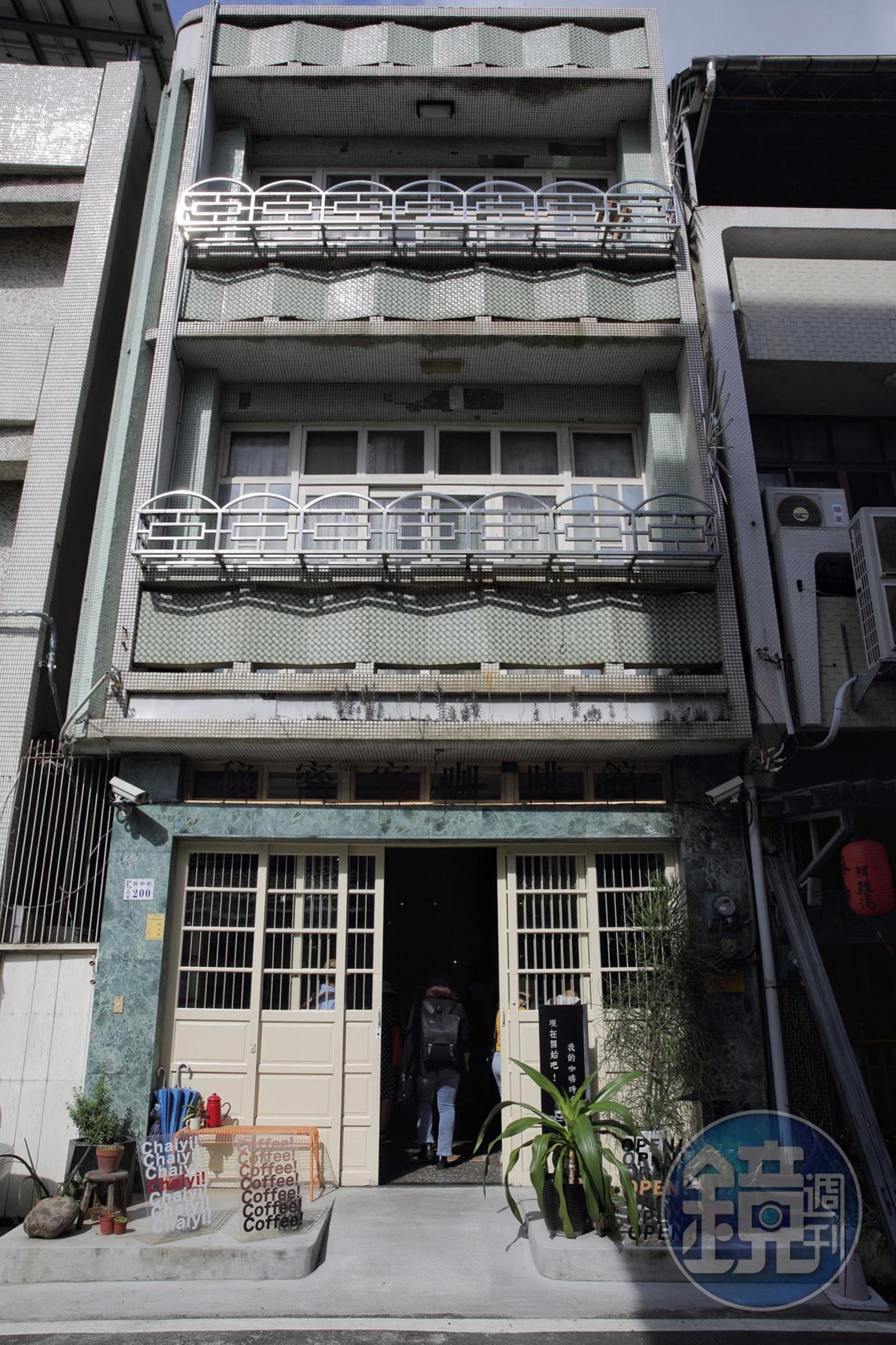 秘密客咖啡館的新址就位於原店的隔壁，入口處保留老房子的木門。