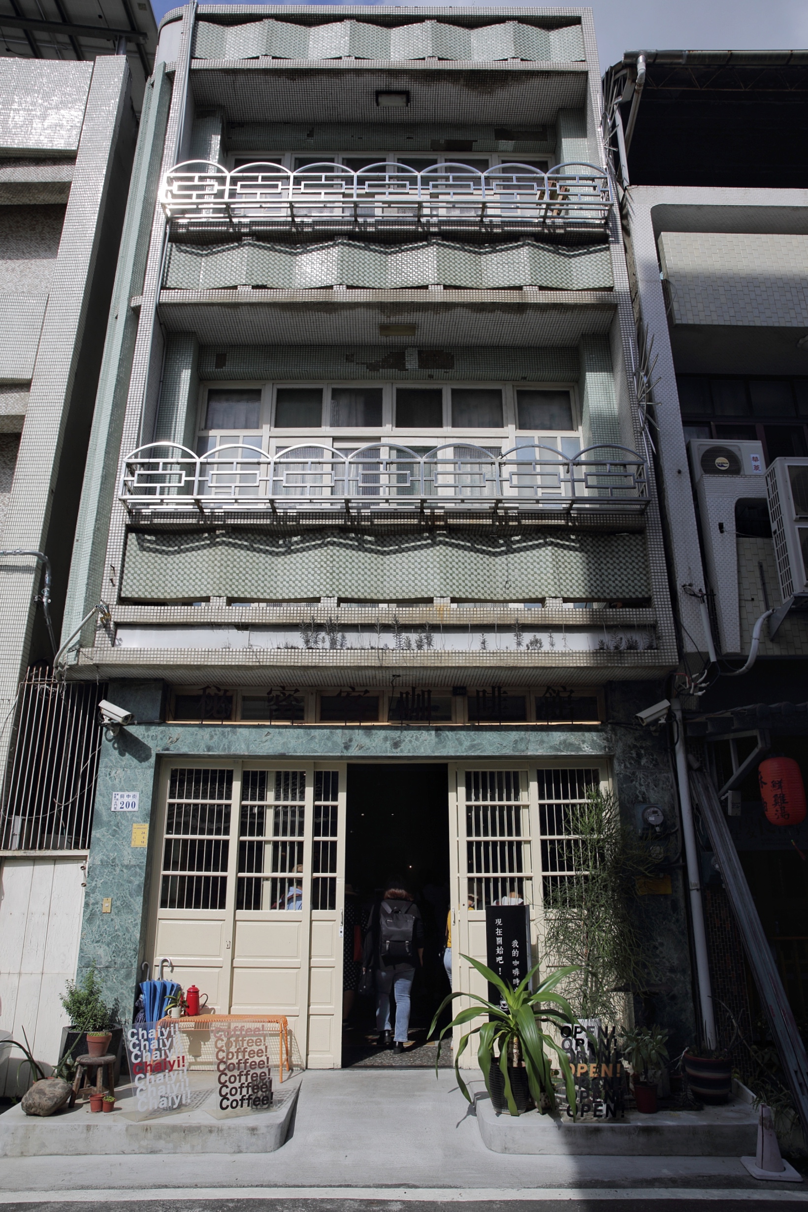 秘密客咖啡館的新址就位於原店的隔壁,入口處保留老房子的木門。