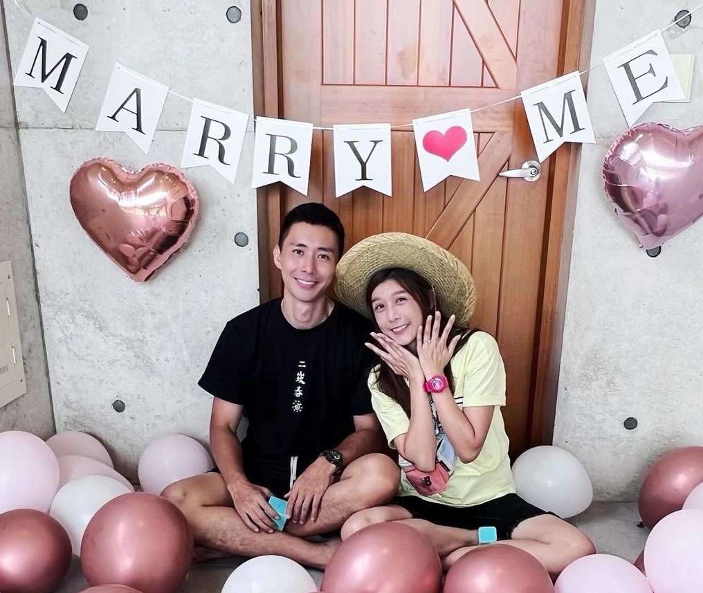 陳俋塵和男友温以飛甜蜜訂婚。（唱戲世界提供）
