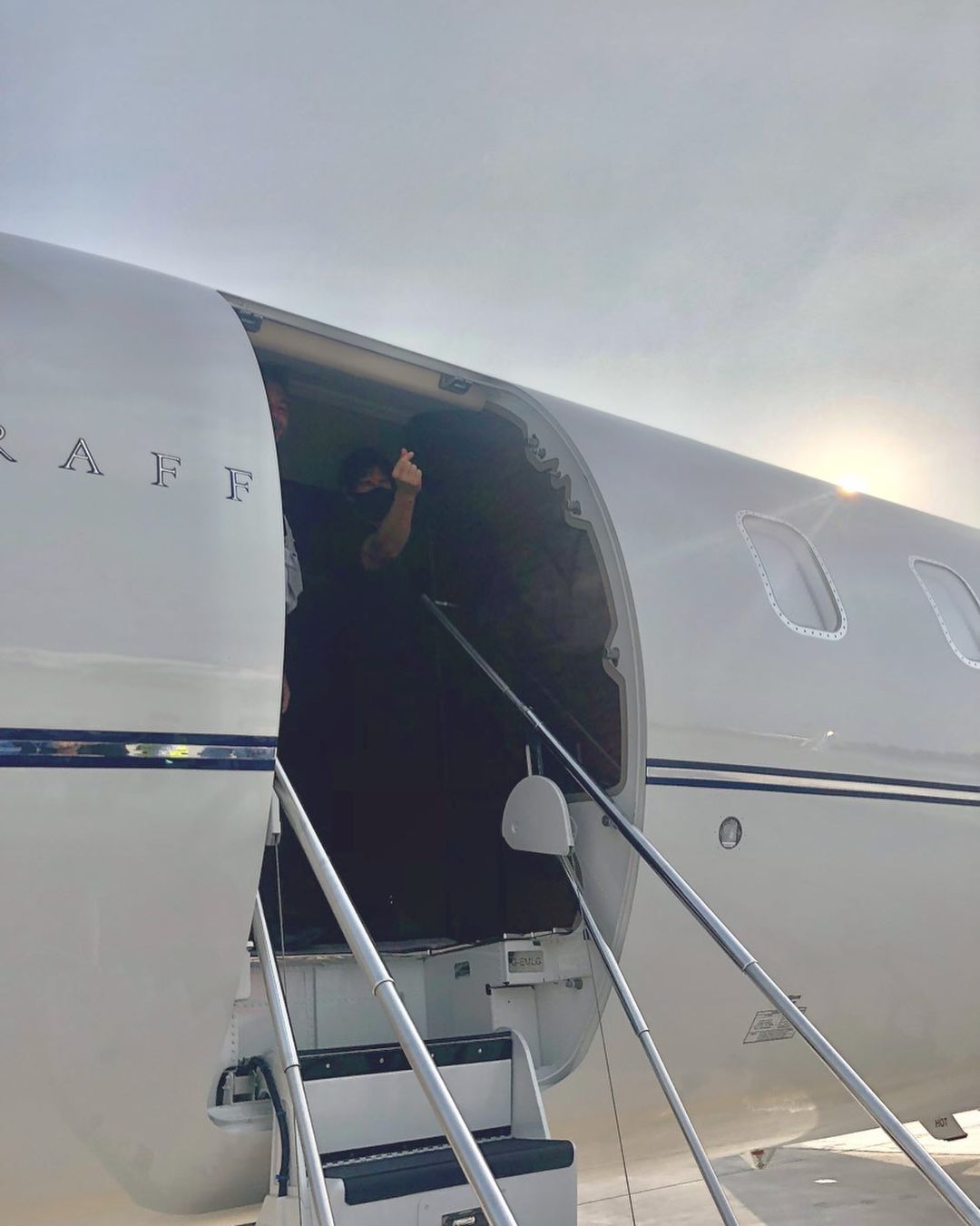 湯姆克魯斯放送手指愛心與韓國地勤人員道別。(翻攝自lilynaviation Instagram)