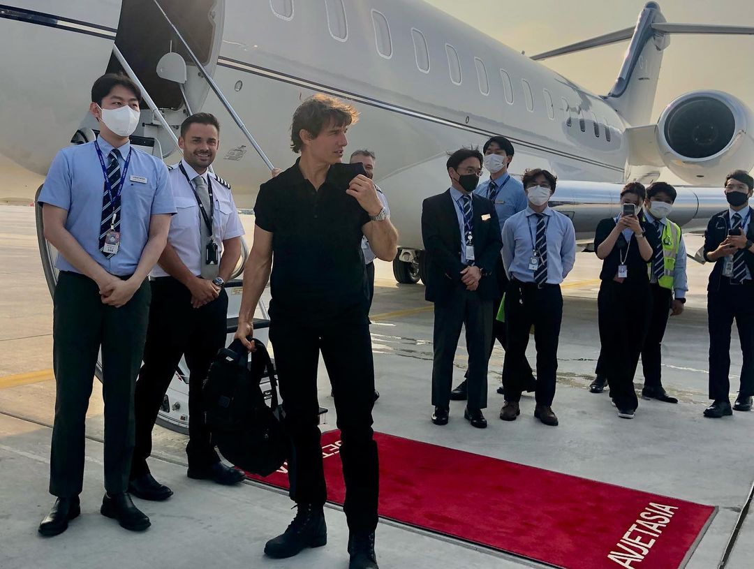 阿湯哥（左三）今搭乘私人專機離開韓國，結束《捍衛戰士：獨行俠》宣傳行程。（翻攝自avjetasia Instagram）