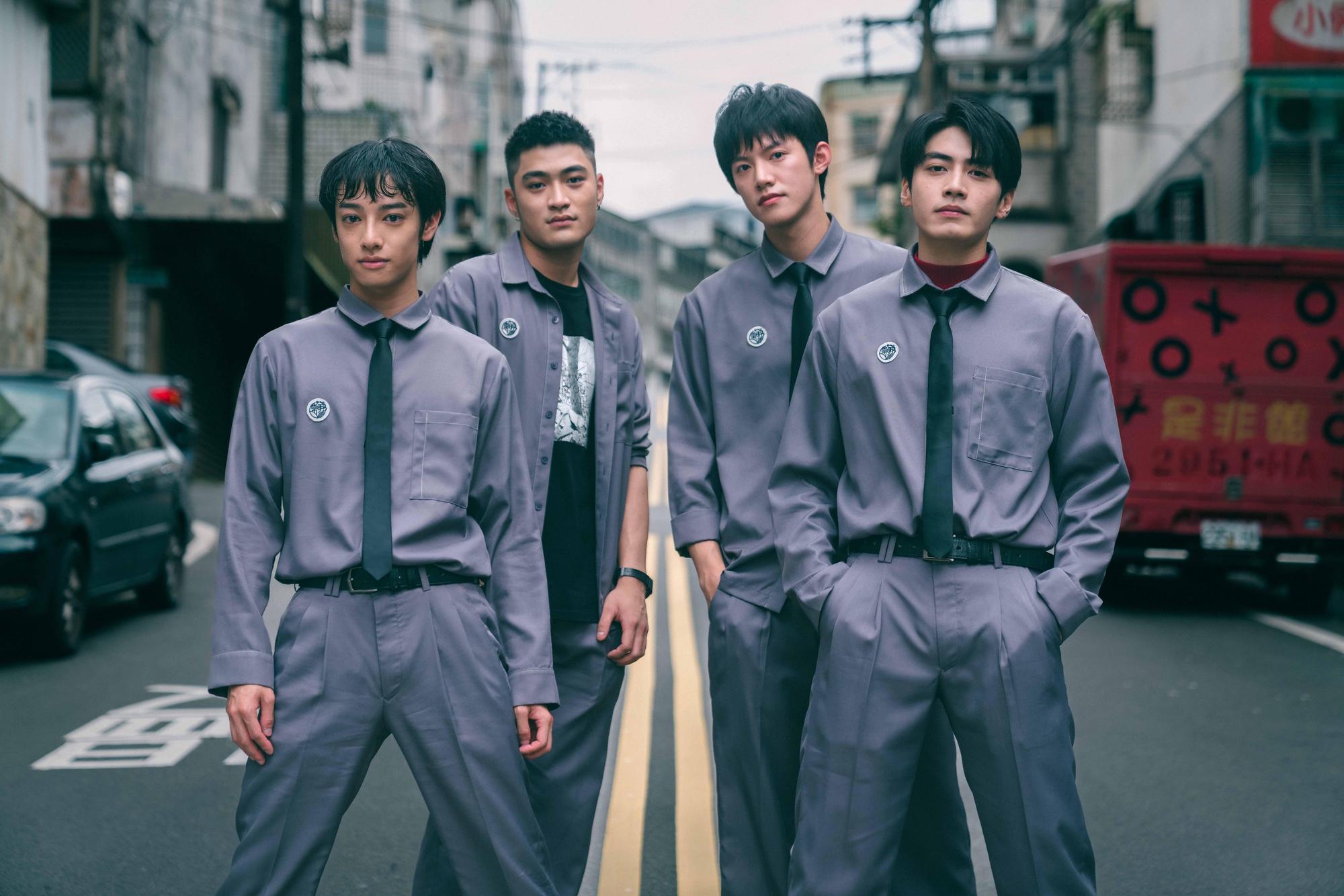 劉修甫（左起）、潘綱大、余杰恩、宋柏緯飾演《聰明鎮》的學生。（奇蹟映畫所提供）