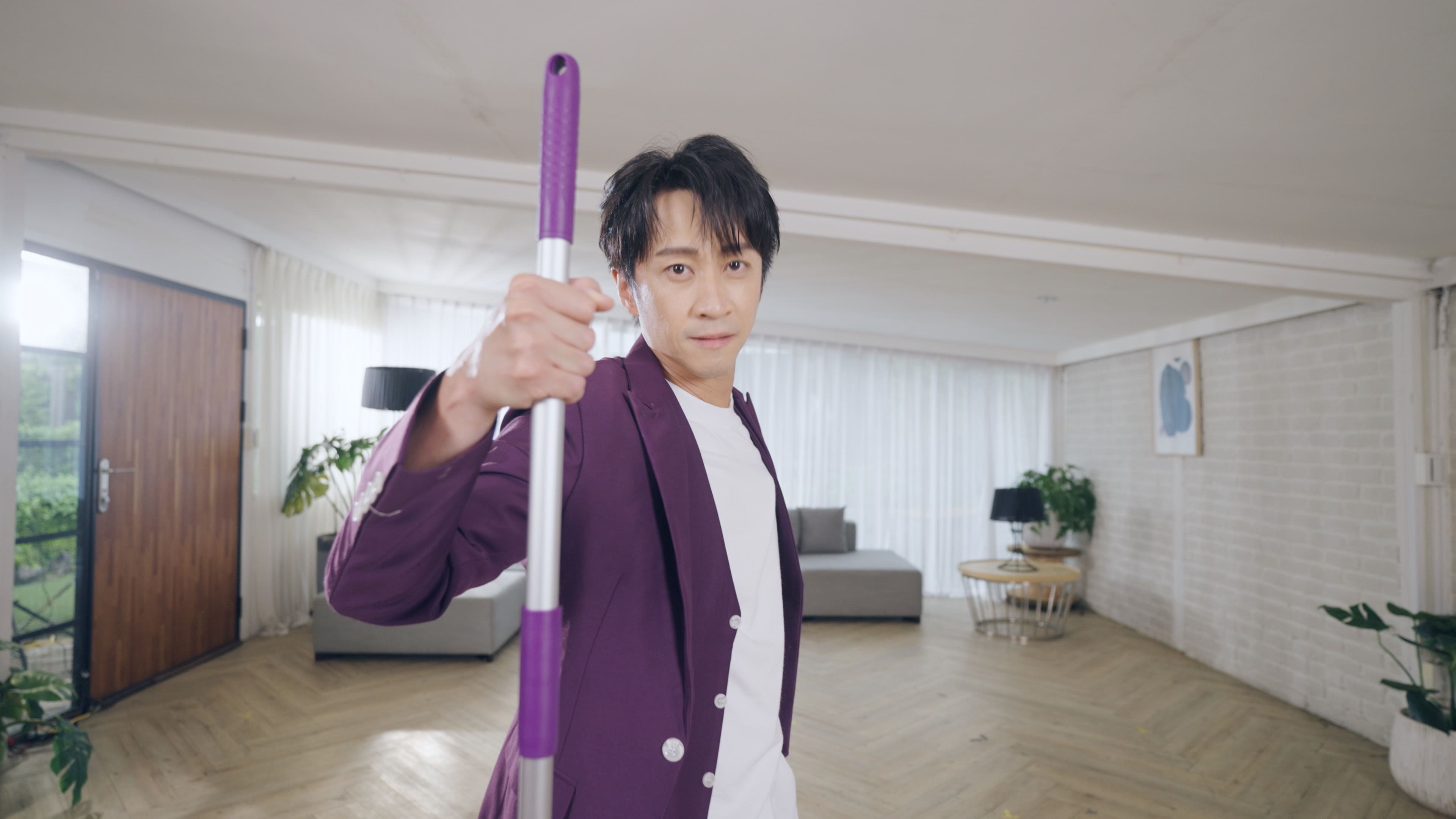 陳漢典最近接下拖把廣告，更與品牌一起攜手推出「好神扭扭舞」。（利眾公關、品牌提供）