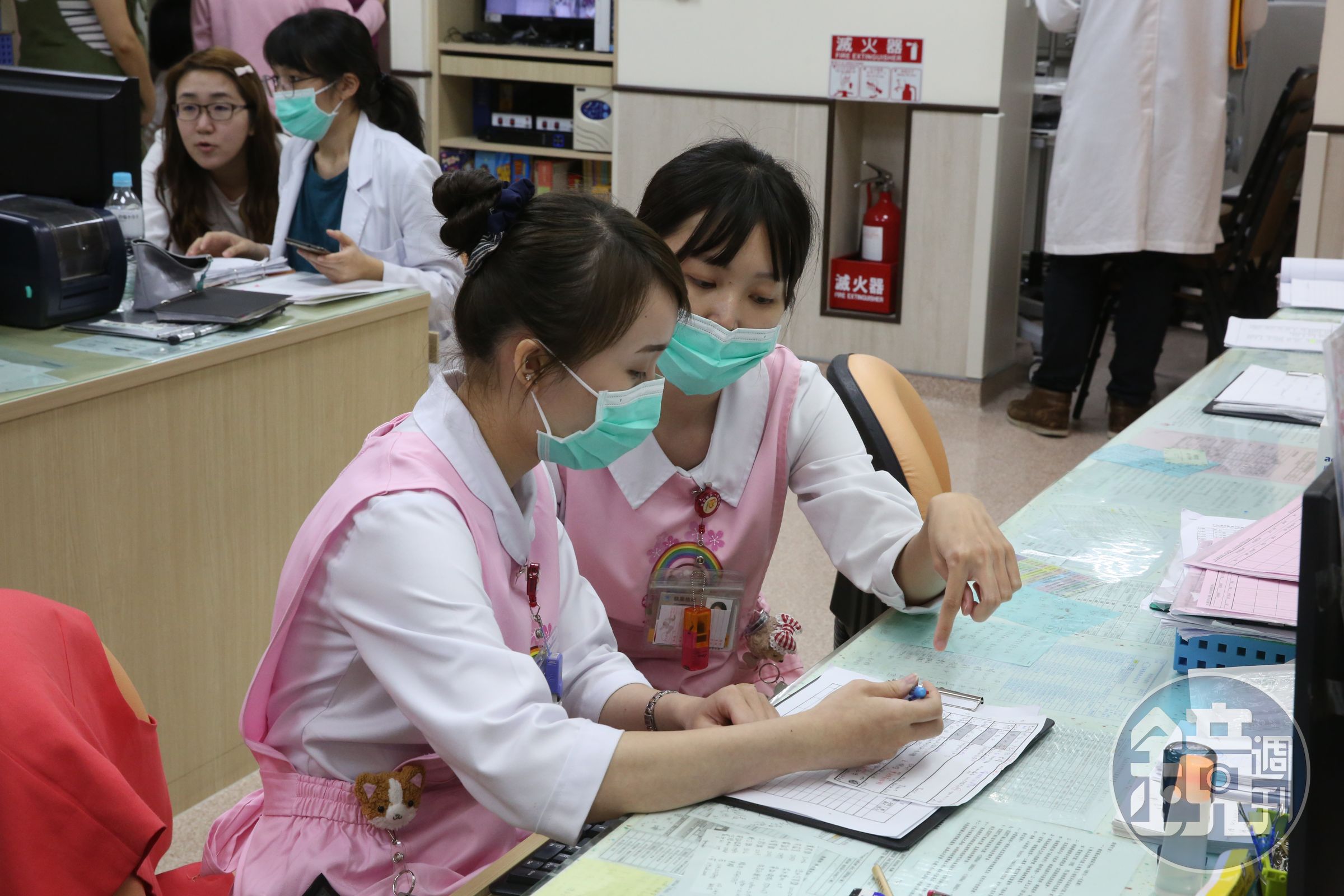 護理師難得有機會連續休假，但因為家人的關係不得不回院上班。（示意圖，本刊資料照）