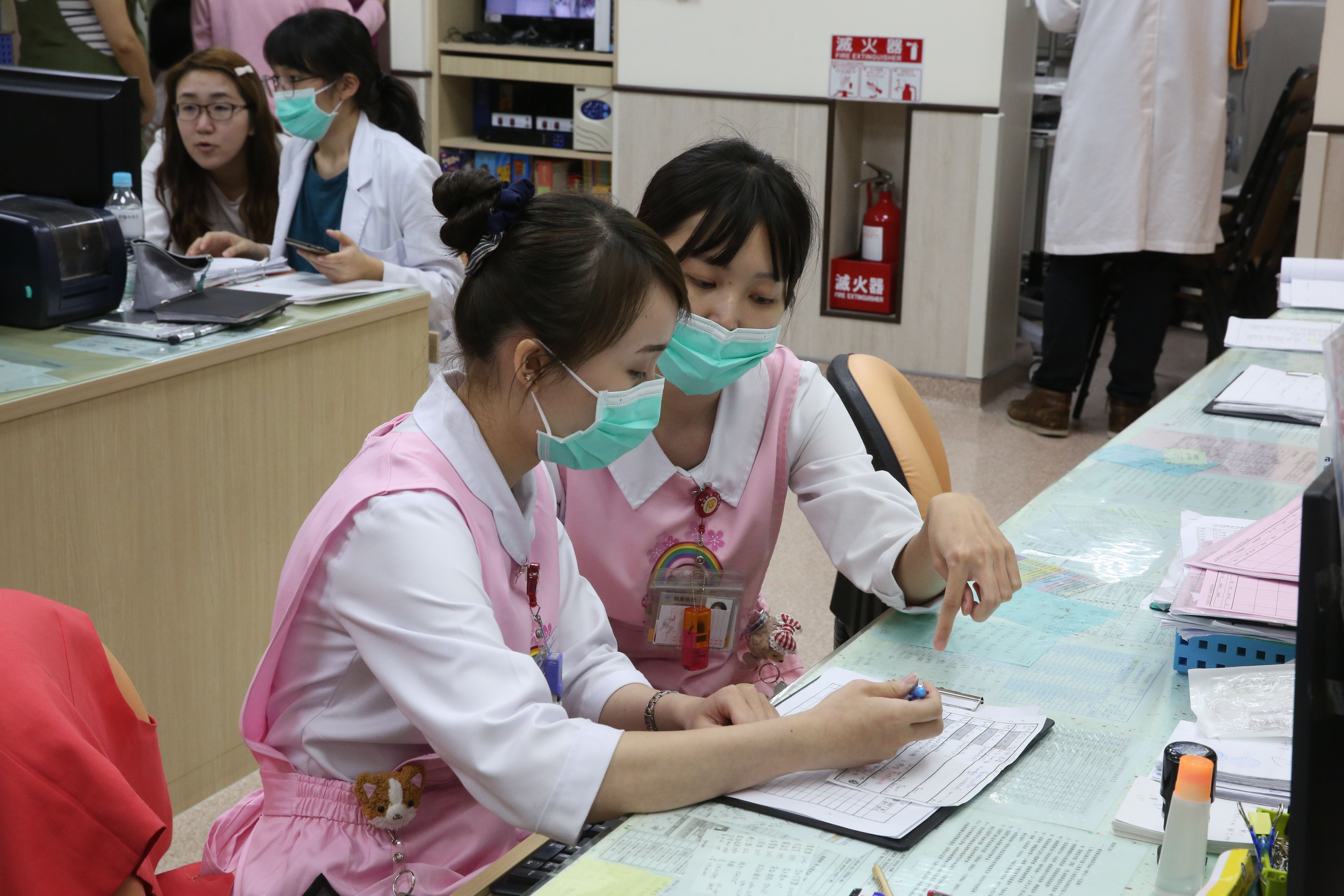 護理師難得有機會連續休假，但因為家人的關係不得不回院上班。（示意圖，本刊資料照）