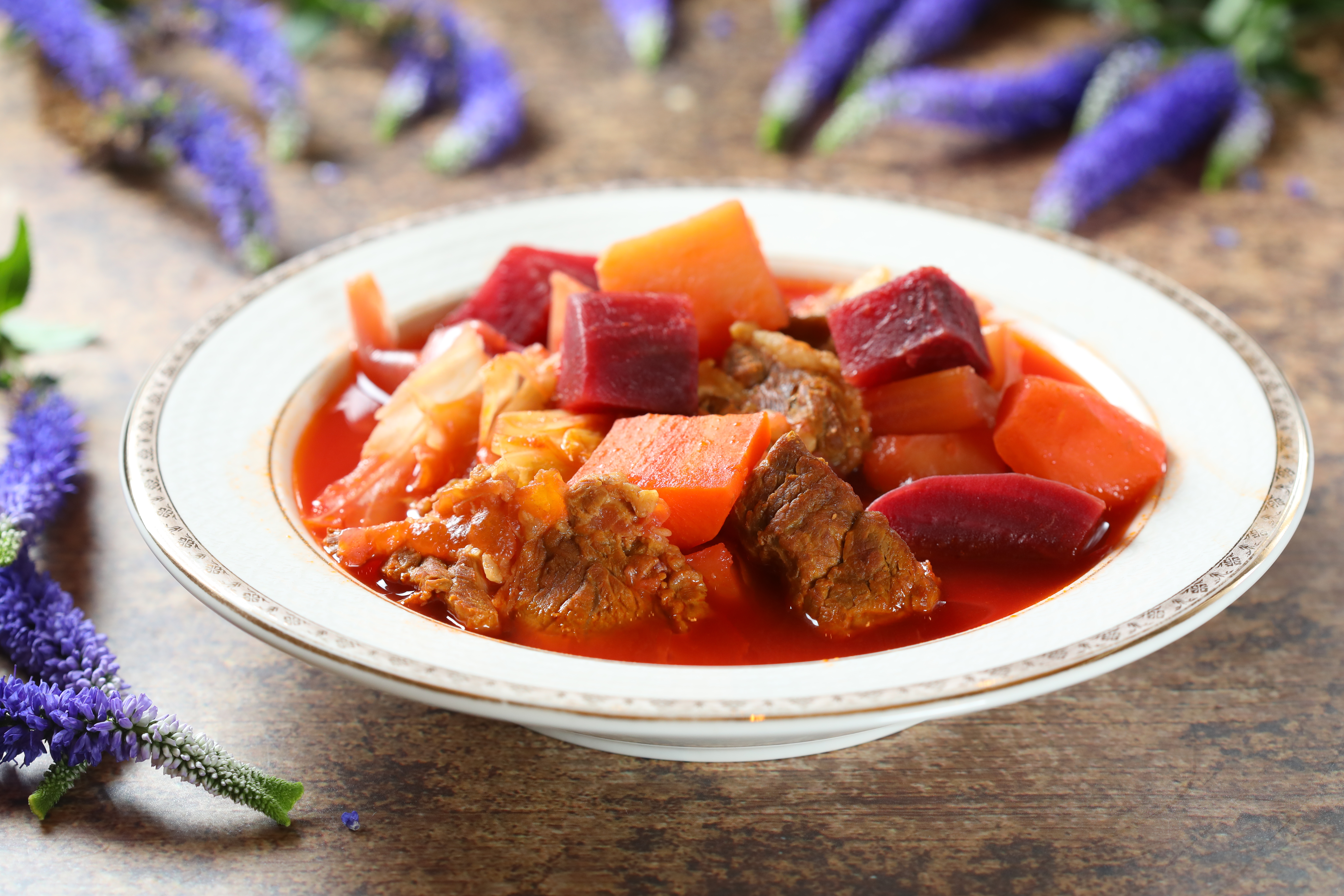 滿滿根莖類蔬菜甜味的「烏克蘭羅宋湯」，溫暖你的胃你的心，特色是用了甜菜根，也是北國的滋味。