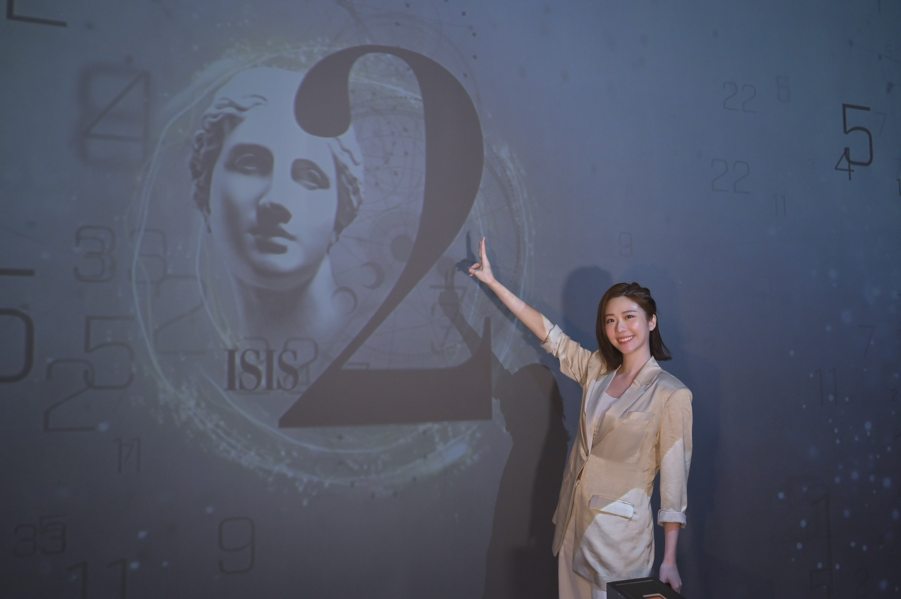 張景嵐觀展秀出好心情。（寬宏藝術提供）