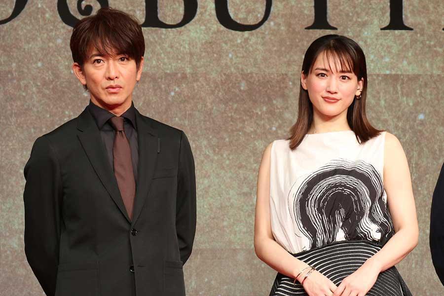 木村拓哉（左）與綾瀨遙在新片《THE LEGEND ＆ BUTTERFLY》演夫妻，兩人繼《南極大陸》後睽違約10年再次同台合作。（翻攝自ENCOUNT）