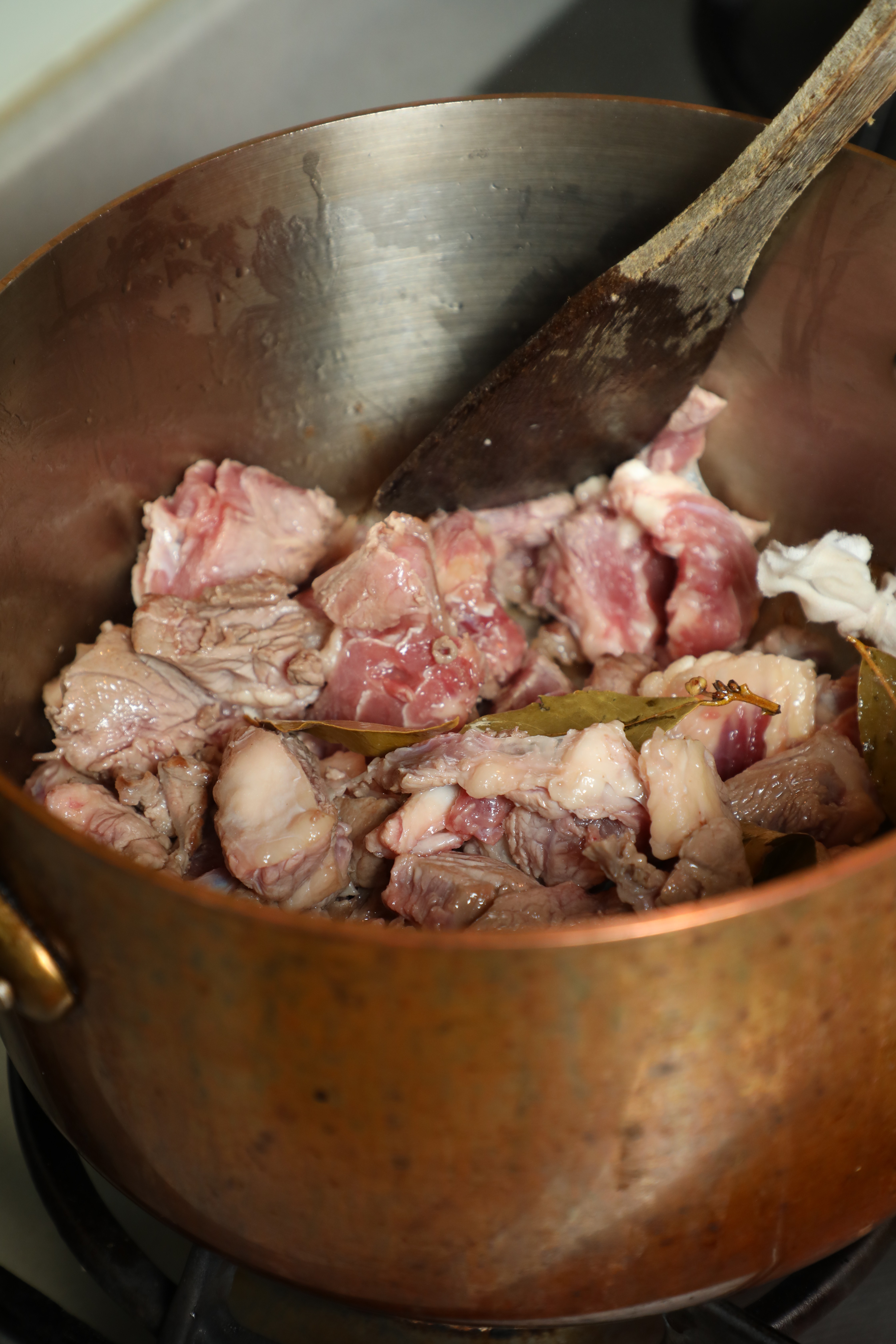 肉桂葉也放入銅鍋。