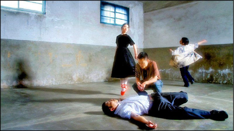 紀錄片《台灣男子葉石濤》當中透過鍾長宏編舞，用舞蹈劇場轉譯葉石濤小說《紅鞋子》。（茂樹電影提供）