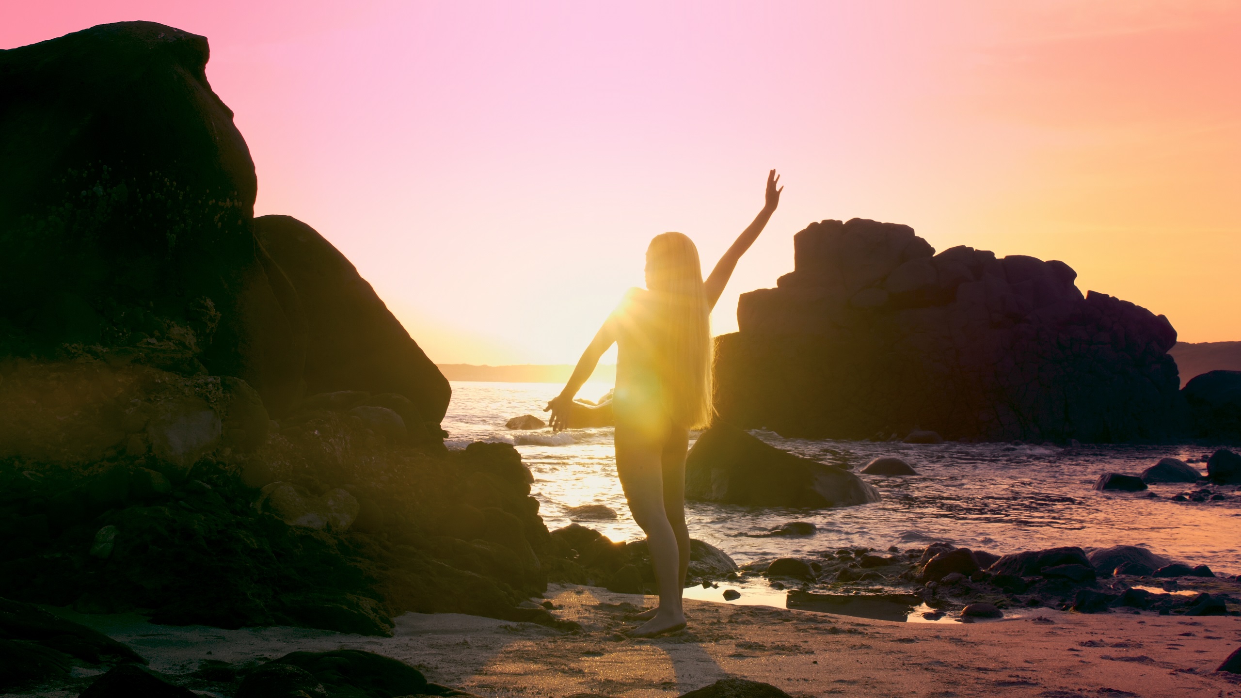 藝術家蘇品文以舞蹈詮釋葉石濤小說《西拉雅末裔潘銀花》。（茂樹電影提供）