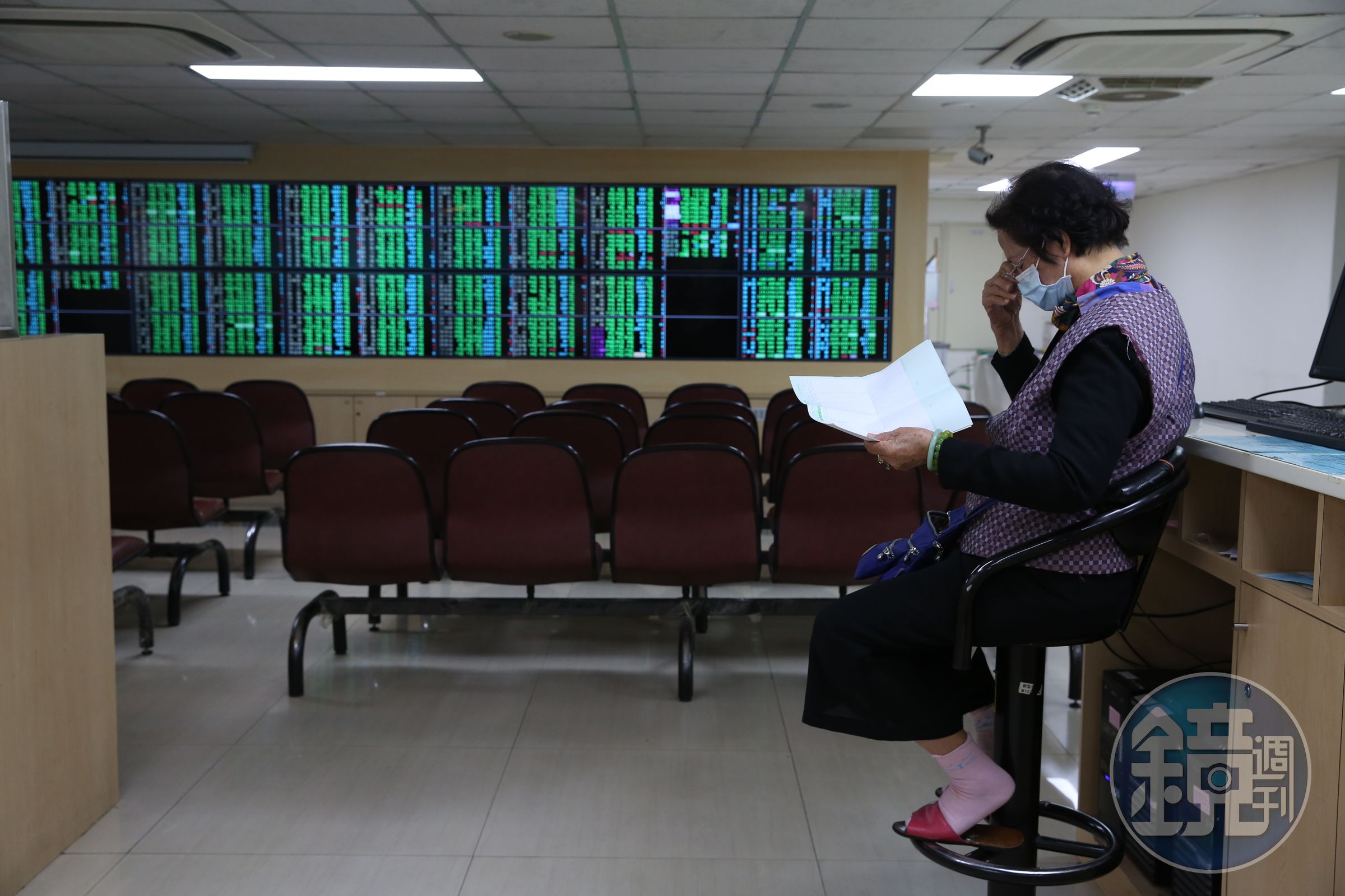 一名網友貼出損益達-79%、大虧265萬元的股票損益單，讓其他人笑稱獲得安慰。（本刊資料照）