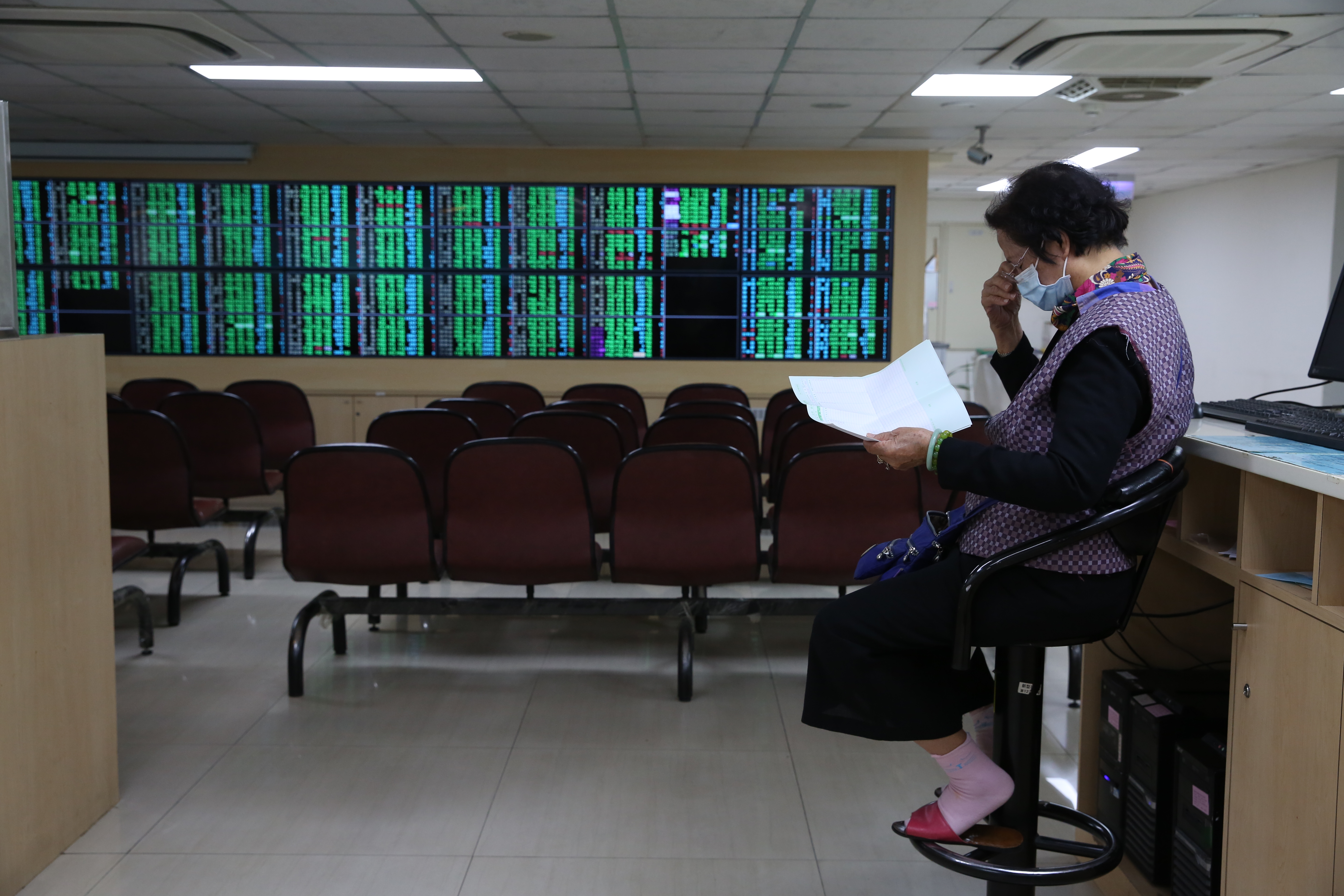 一名網友貼出損益達-79%、大虧265萬元的股票損益單，讓其他人笑稱獲得安慰。（本刊資料照）